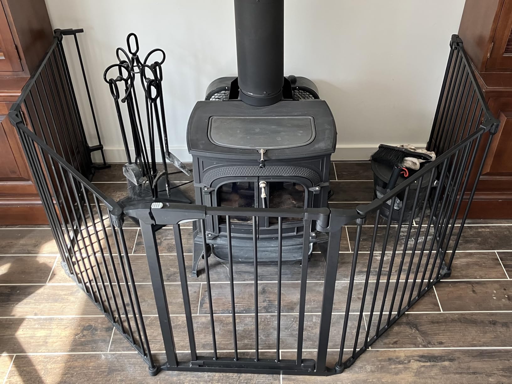 Bonnlo 134 Inches Wide Configurable Baby Gate, Fireplace Safety Fence/Guard, Adjustable 5-Panel Metal Play Yard for Toddler/Pet/Dog, Christmas Tree Fence, Includes 4 Pack of Wall Mounts, Black customer photo 1