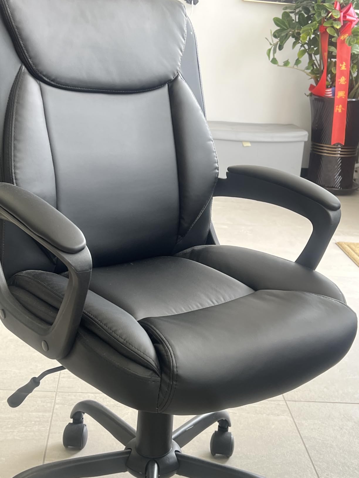 Amazon Basics Classic Puresoft PU Padded Mid-Back Office Desk Chair with Armrest Easy Assembly Sturdy Metal Base Wheels 275lb Support Black customer photo 2
