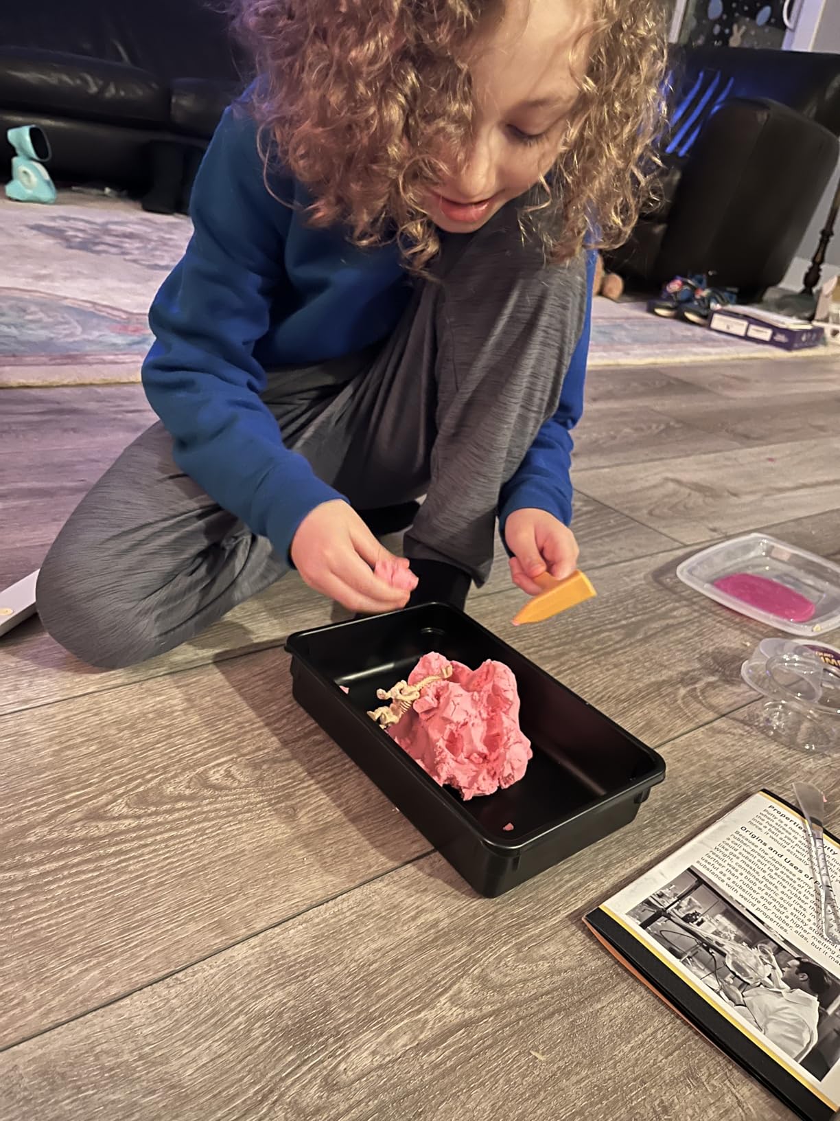 NATIONAL GEOGRAPHIC Mega Science Kit - Glow in The Dark Lab with Crystal Growing Kit, Slime Making, Glowing Putty, and More Science Experiments, Slime Kit for Boys and Girls (Amazon Exclusive) customer photo 1