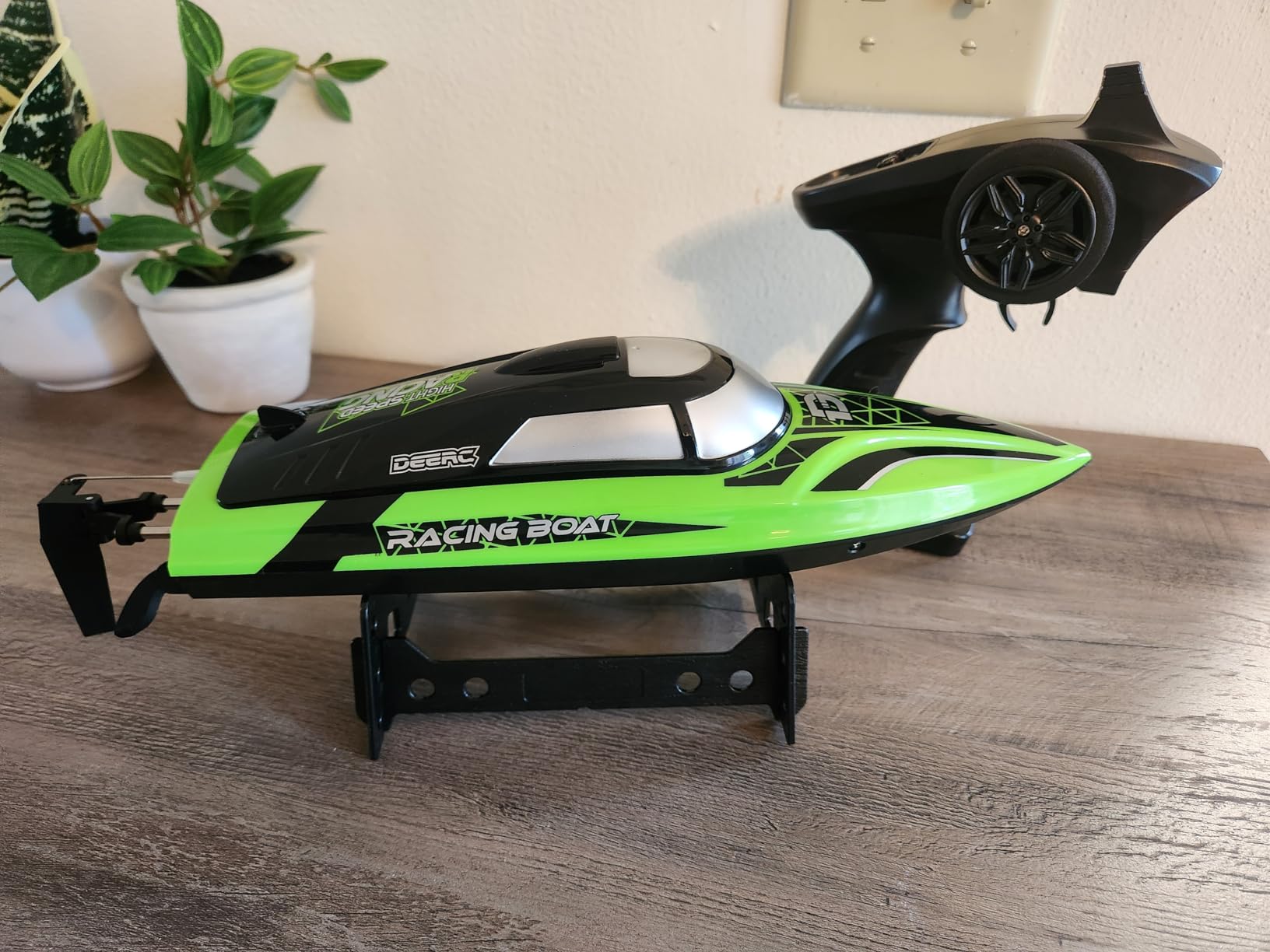DEERC 14-Inch RC Boat, 20+ MPH High Speed Remote Control Boat for Pool & Lake, Auto Self-Righting, 2 Batteries, 493FT Control Range, LED Lights, 2.4GHz Full Proportional Control, Water Toy Gift customer photo 1