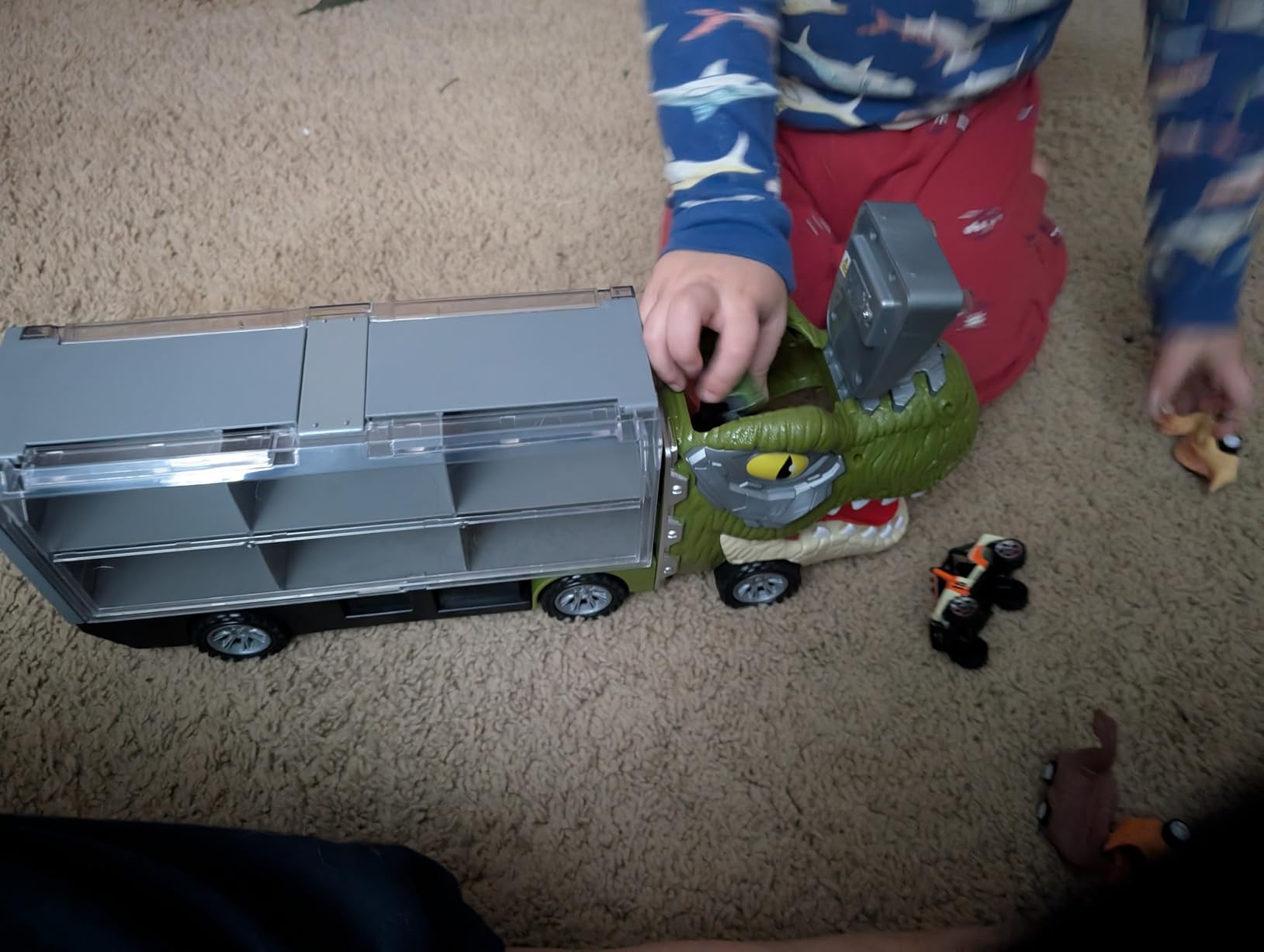 13 in 1 Dinosaur Toys for Kids 3-5, Transport Dinosaur Carrier Truck with 12 Pull Back Cars, Toddler Toys 3-4, Birthday Gifts for 3 4 5+ Year Old Boys customer photo 2