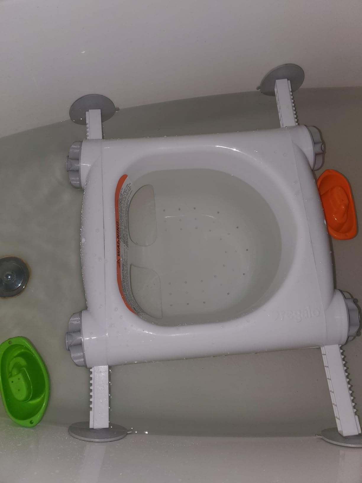 Regalo Baby Basics Baby Bath Seat with Suction Cups, Sit-Up Bath Support for Infants, Secure Baby Bath Chair for Bathtub, Easy Clean with Drain Holes, Fits Standard Tubs, White customer photo 1