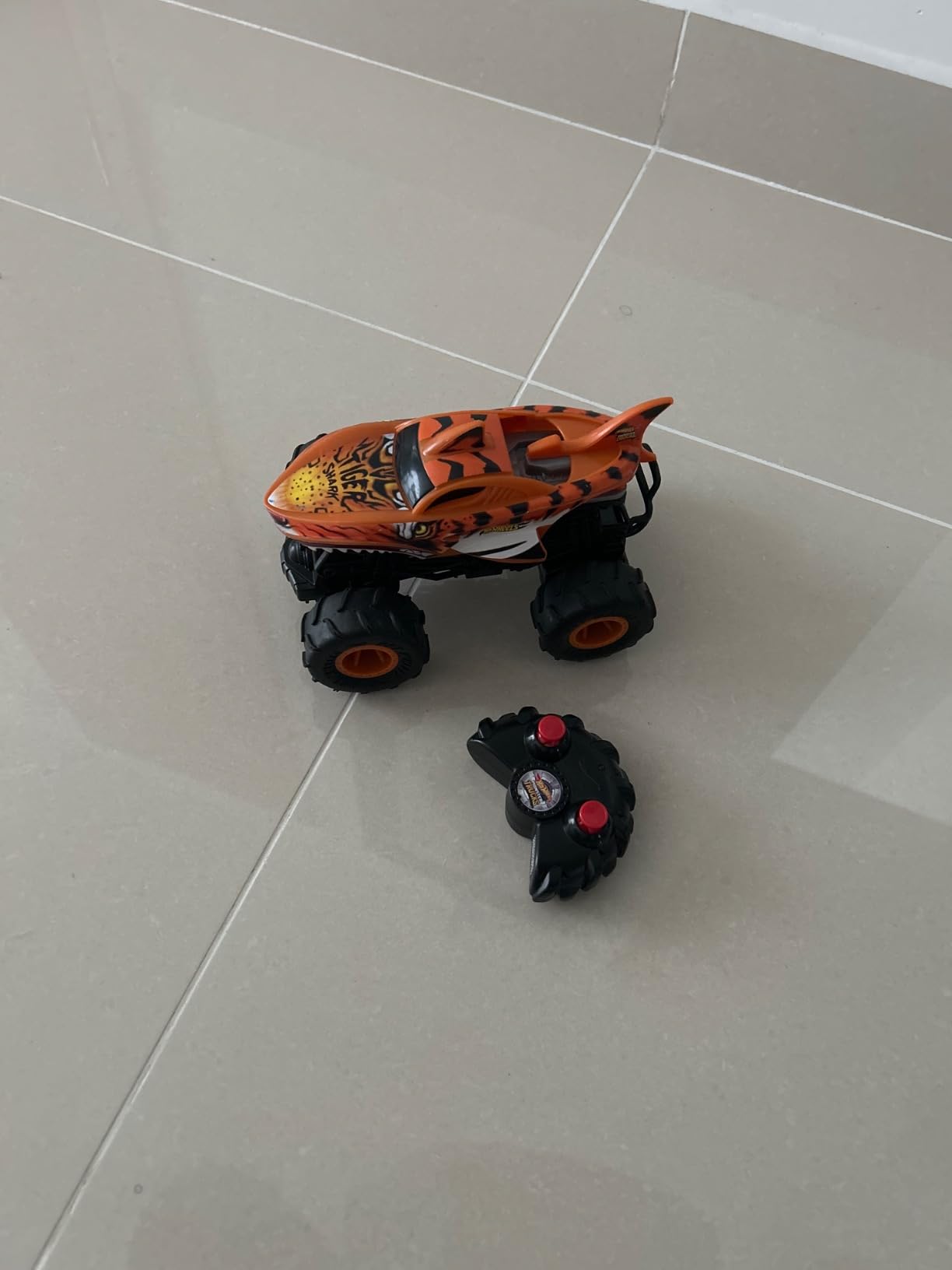 Hot Wheels Monster Trucks RC, 1:24 Scale Tiger Shark Vehicle, Oversized Remote-Control Toy Truck with Terrain Action Tires customer photo 2