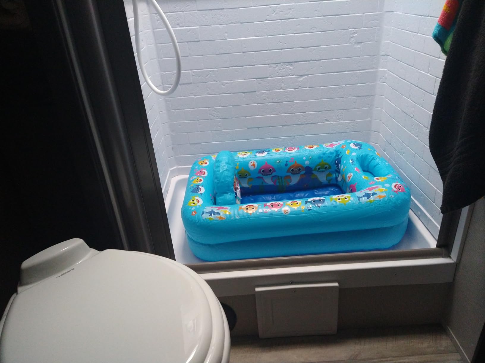 Nickelodeon Baby Shark Making a Splash Inflatable Tub - Baby Bathtub customer photo 2