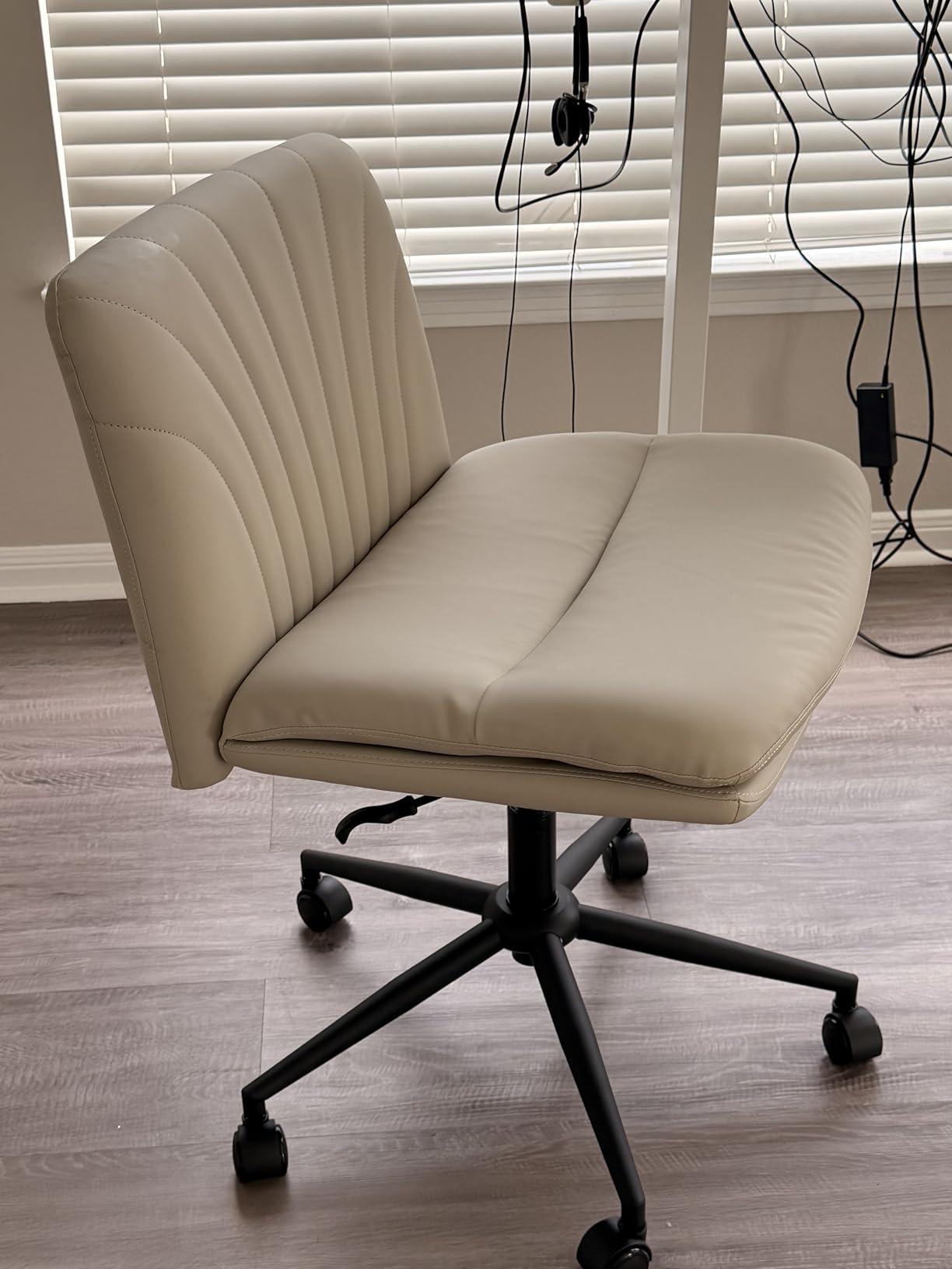 Marsail Armless Office Desk Chair with Wheels PU Leather Cross Legged Wide Chair Comfortable Adjustable Swivel Task Chairs for Home Office Make Up Small Space Bed Room Light Beige customer photo 2