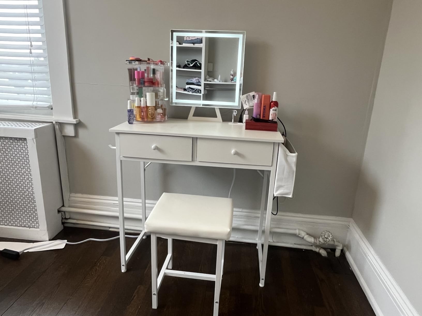 Lufeiya Small Makeup Vanity Desk with Mirror and Light, 32 inch White Vanity Desks Sets with Fabric Drawers for Girls Teen, Dressing Table and Chair Set with Power Outlet for Bedroom, White Gold customer photo 2