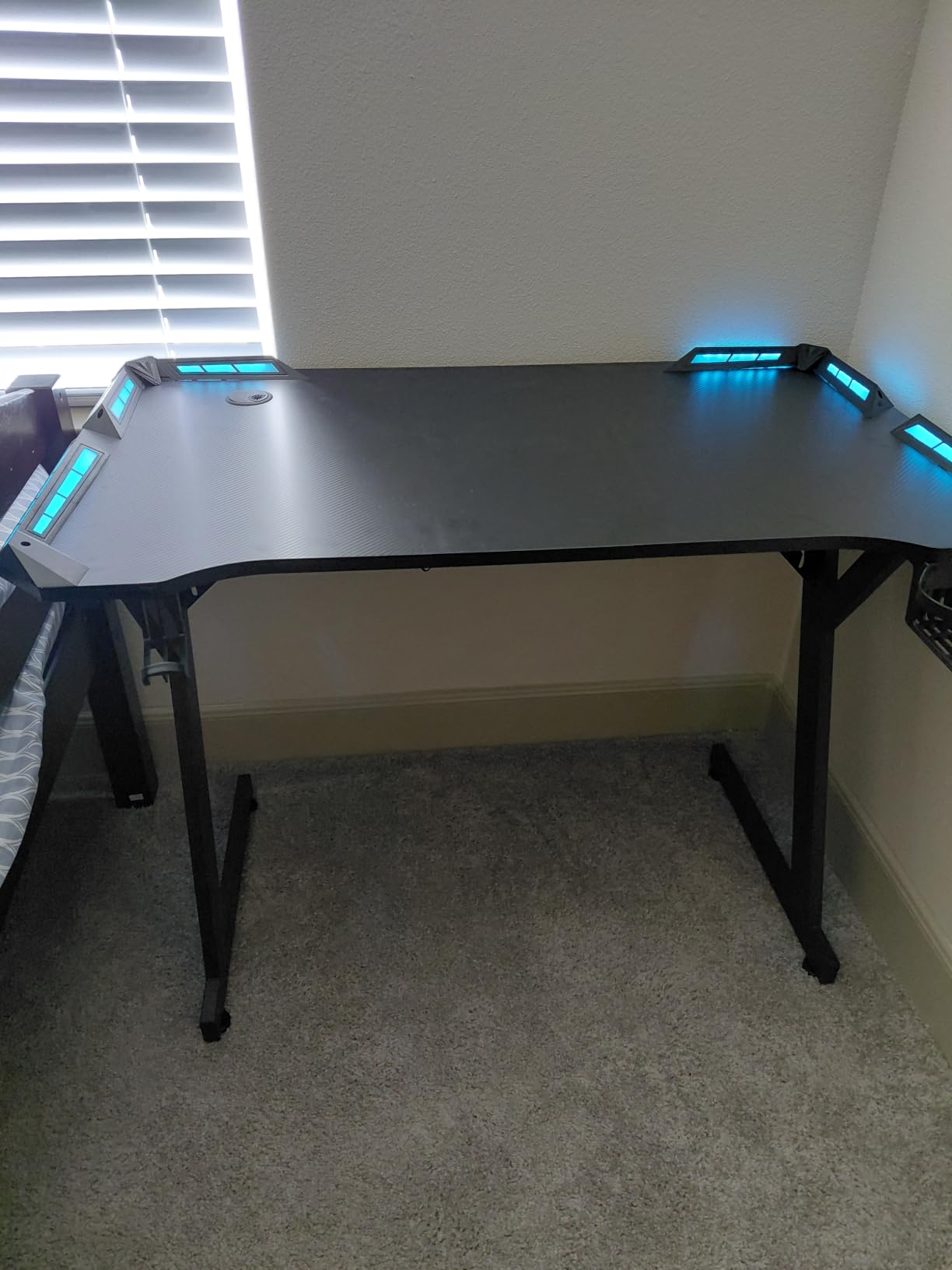 HLDIRECT 40 INCH Gaming Desk with LED Lights, Home Office Gamer Desk, Ergonomic Computer Table with Large Carbon Fiber Desktop, Office Workstation, Cup Holder & Headphone Hook, Black customer photo 1
