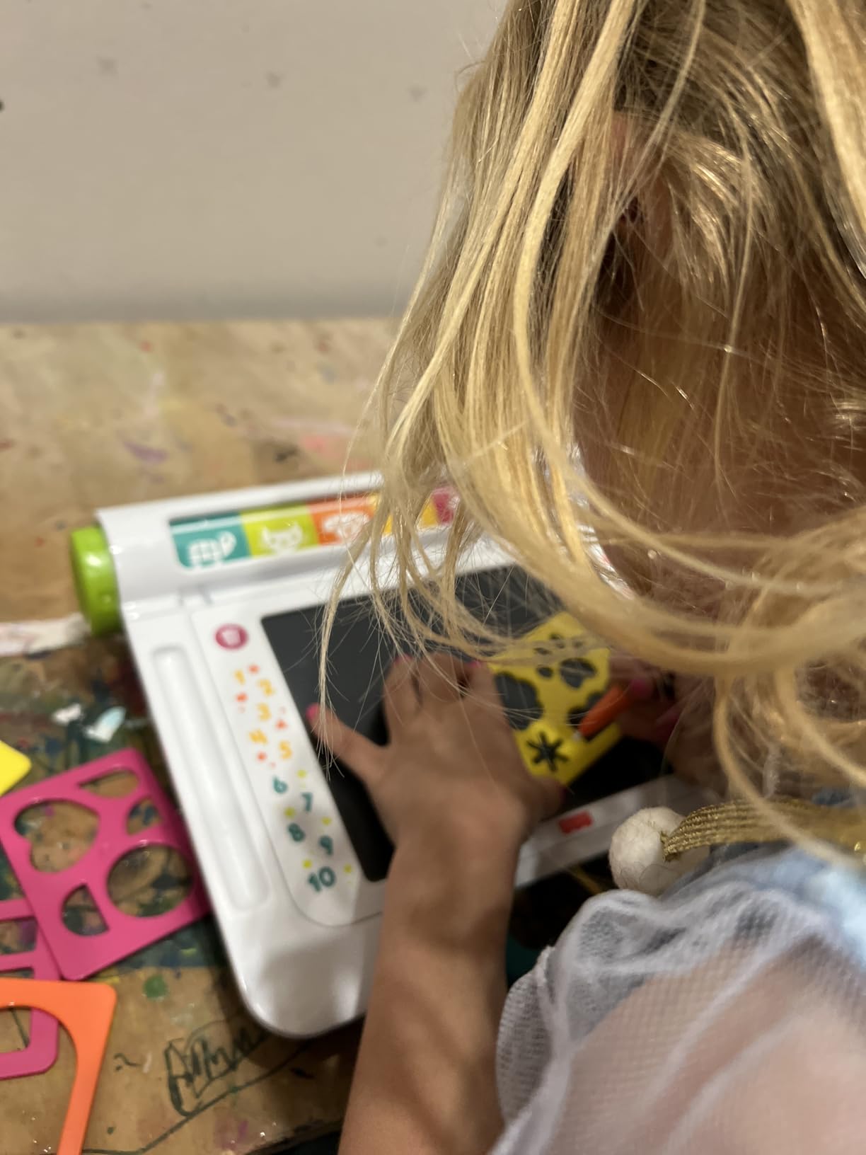Fisher-Price Preschool Toy Learn & Doodle Desk Mess-Free Writing & Drawing Tablet with LCD Screen for Travel Creative Play Kids Ages 3+ Years customer photo 1