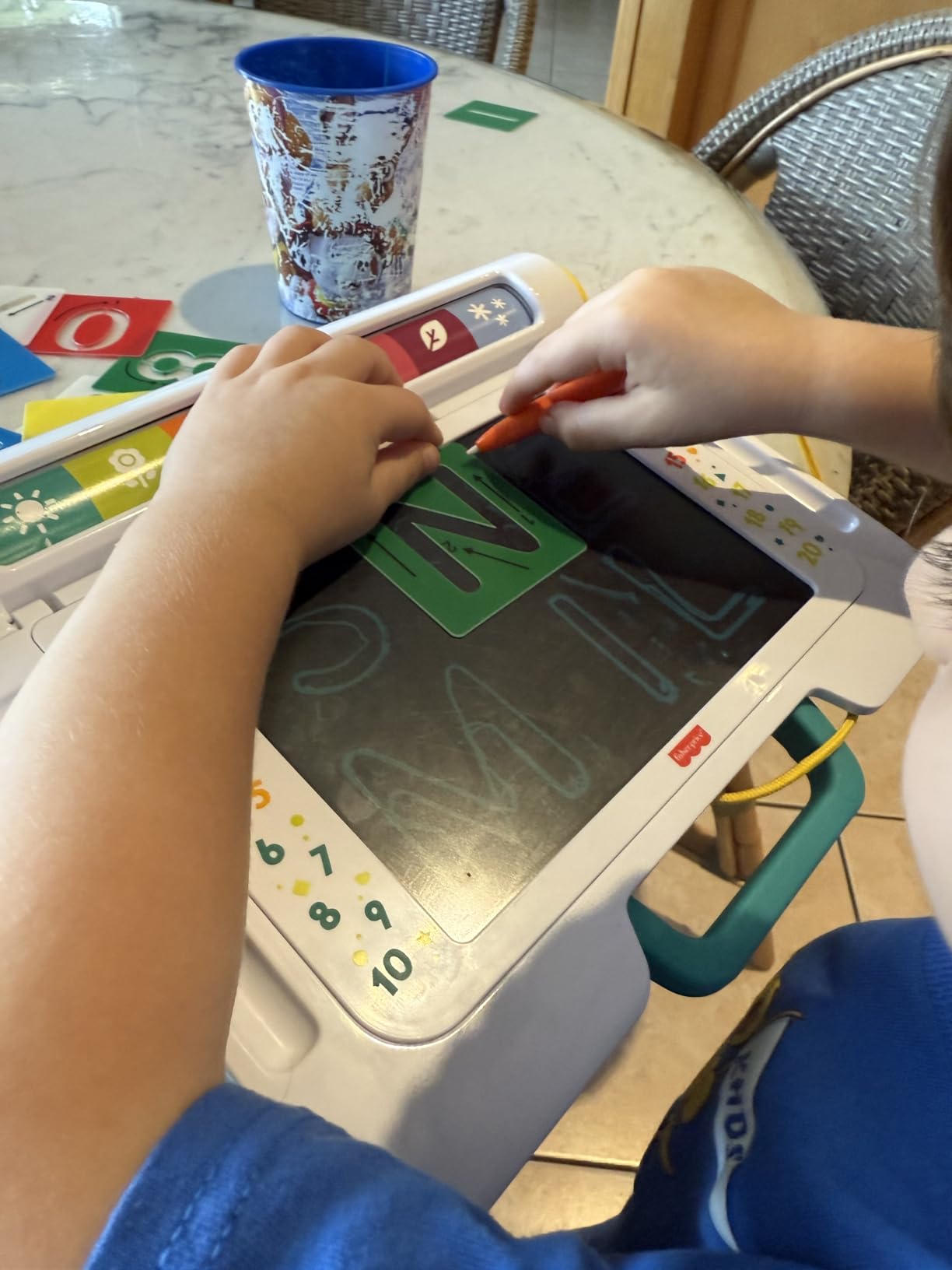 Fisher-Price Preschool Toy Learn & Doodle Desk Mess-Free Writing & Drawing Tablet with LCD Screen for Travel Creative Play Kids Ages 3+ Years customer photo 2