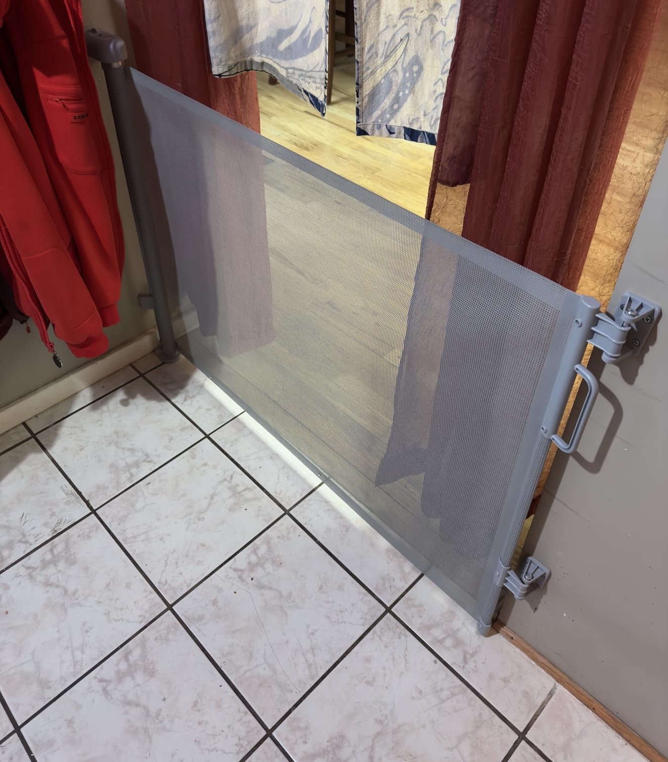Retractable Baby Gate for Stairs & Doorways, Mesh Dog Gate Indoor Outdoor, Extends to 55