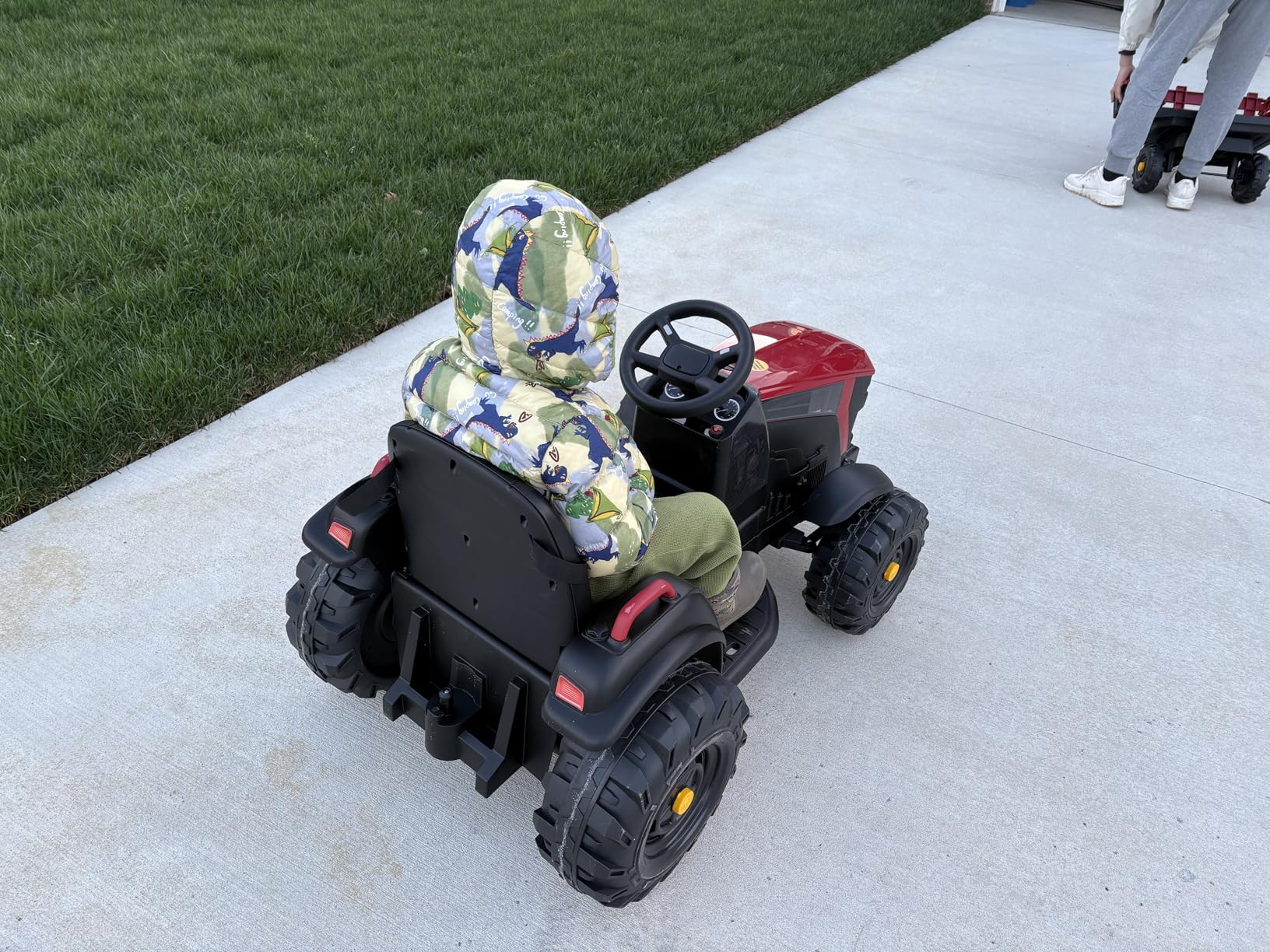 ELEMARA 24V 9AH Ride on Tractor with Easy Detachable Trailer, All-Terrain Capability, 400W Electric Vehicles, Ride on car for Big Kid, 3-Point Seat Belt for Ages 3+, Music, Max 4.5 mph, Bright Red customer photo 2
