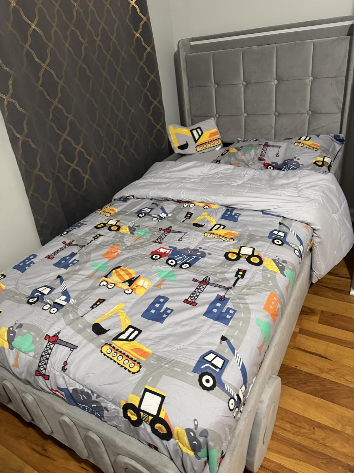 Keyluv Twin Car Bed Frame with LED Lights and Charging Station, Upholstered Platform Bed with Button Tufted Headboard customer photo 1