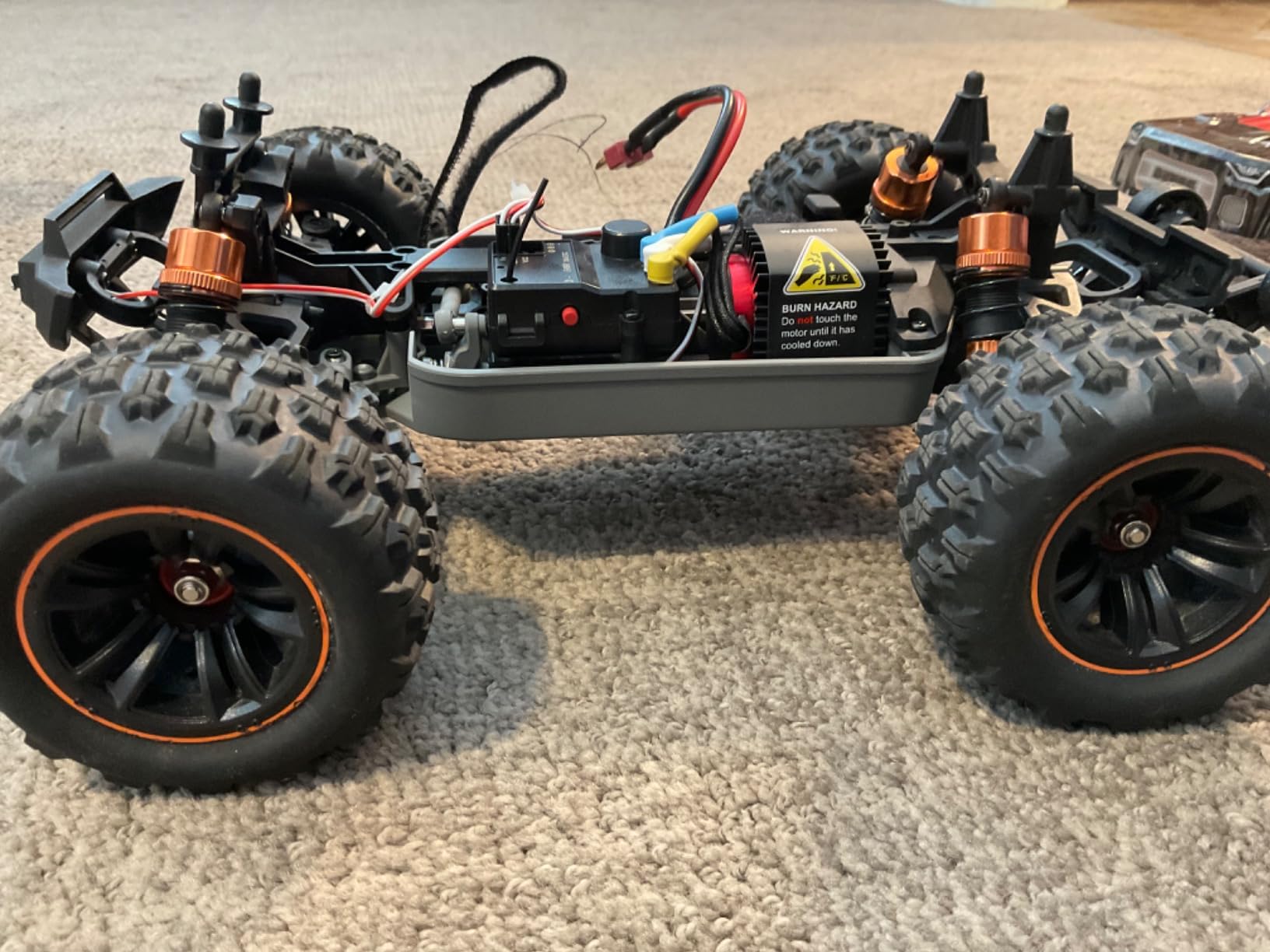 DEERC 1815 1/18 All Terrain Fast Drift & Racing RC Car, 40KM/H Remote Control Truck with Futuristic Body Shell, Extra Drift Wheels, 2.4GHz Waterproof Off-Road Vehicle with 2 Batteries for Kids & Adult customer photo 2