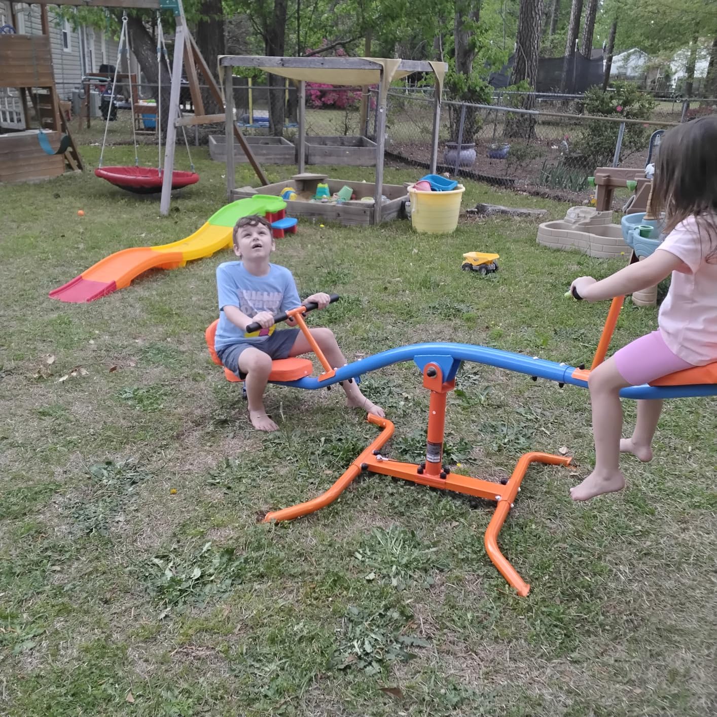 VEVOR Seesaw Teeter Totter for Kids Outdoor, 300 lbs Load Capacity, Sit and Spin Teeter Totter with Easy-Grip Handles, Playground Equipment with Swiveling 360 Degrees Rotating for Children Aged 3+ customer photo 1