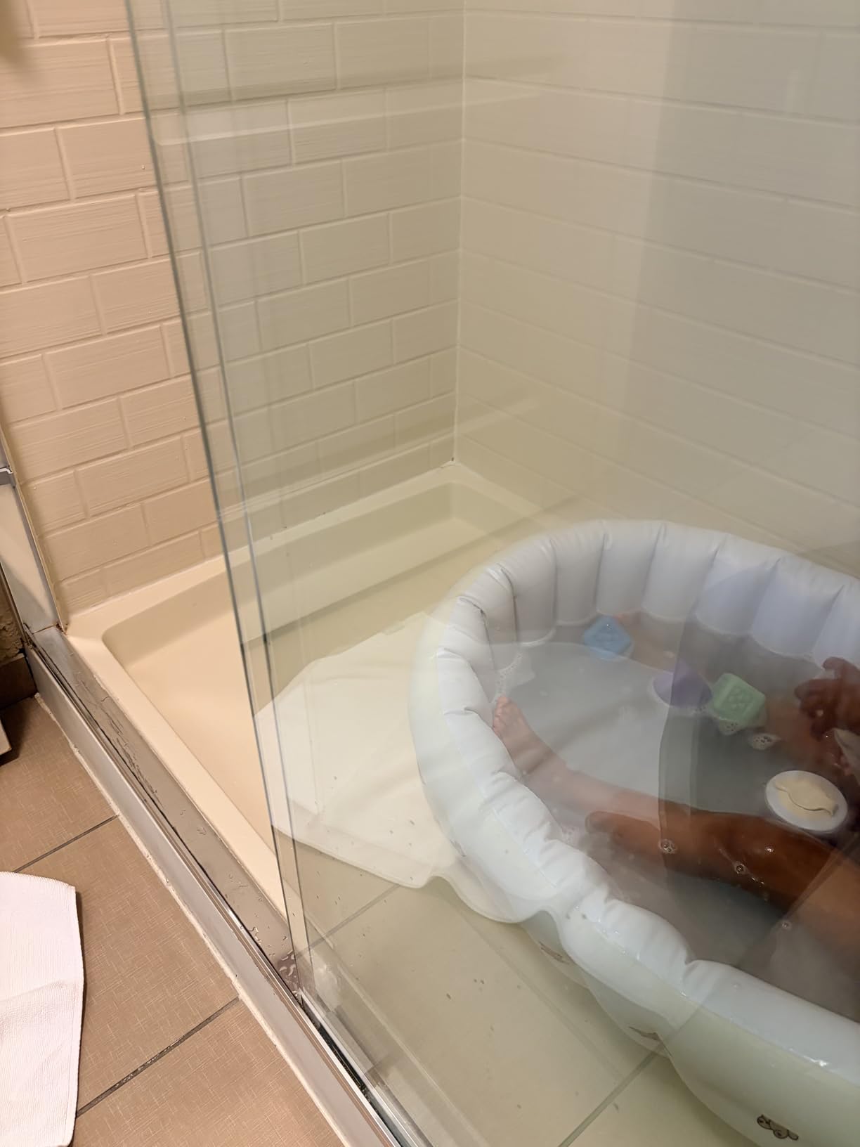 UNEEDE Inflatable Bathtub for Toddlers, Portable Baby Tub with Built-in Air Pump, Anti-Slip Design with Big Drain, Perfect for 0-6 Months Newborn and up, Ideal for Home Travel & Beach customer photo 1