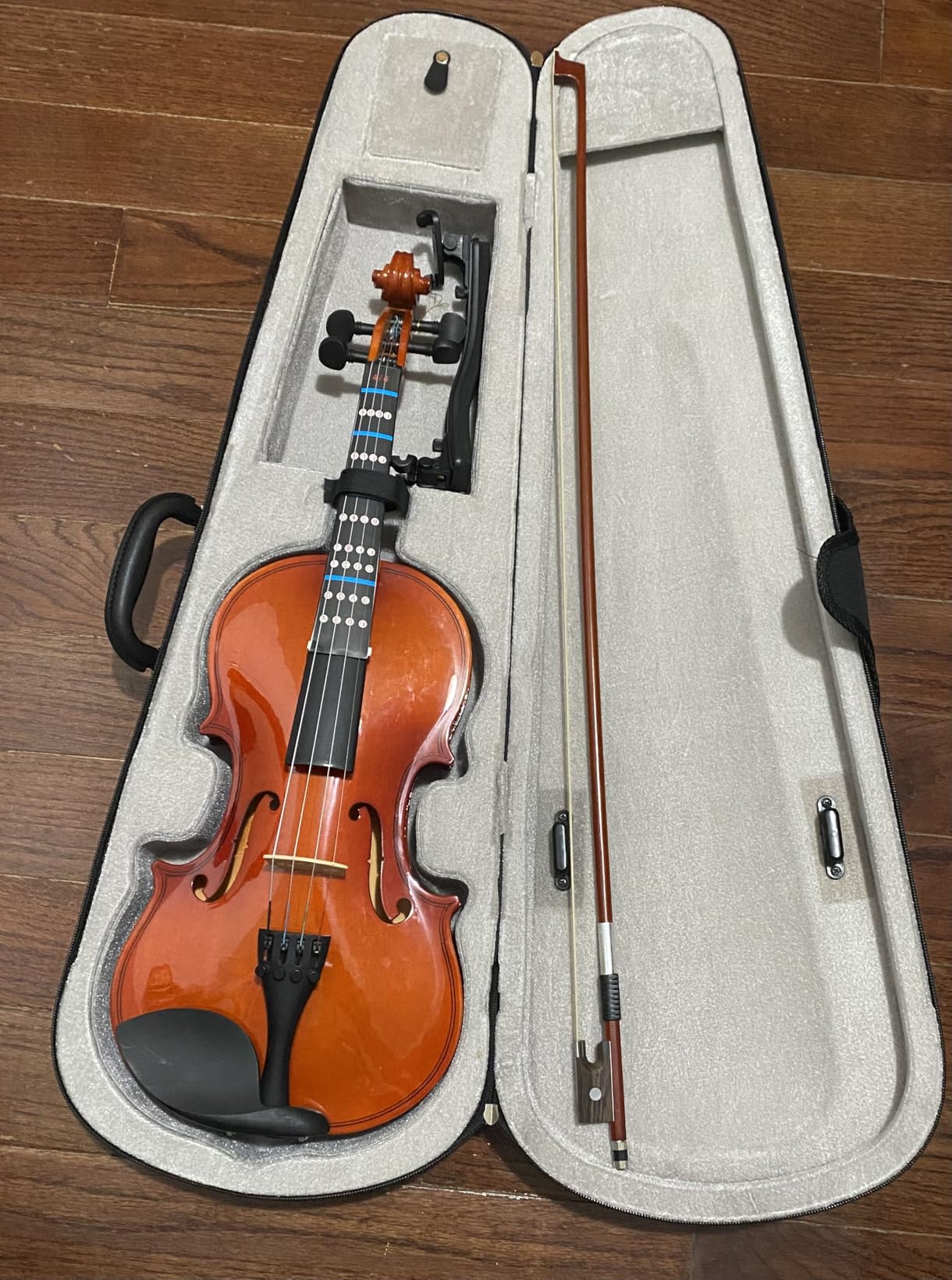 Poseidon 3/4 Violin Set with Acoustic Violin Starter Kit/Hard Case, Two Bows, Two Rosins, Two Horse Bridge, Extra Strings, Shoulder Rest, Clip-on Tuner, Instruction Manual, Pink customer photo 1