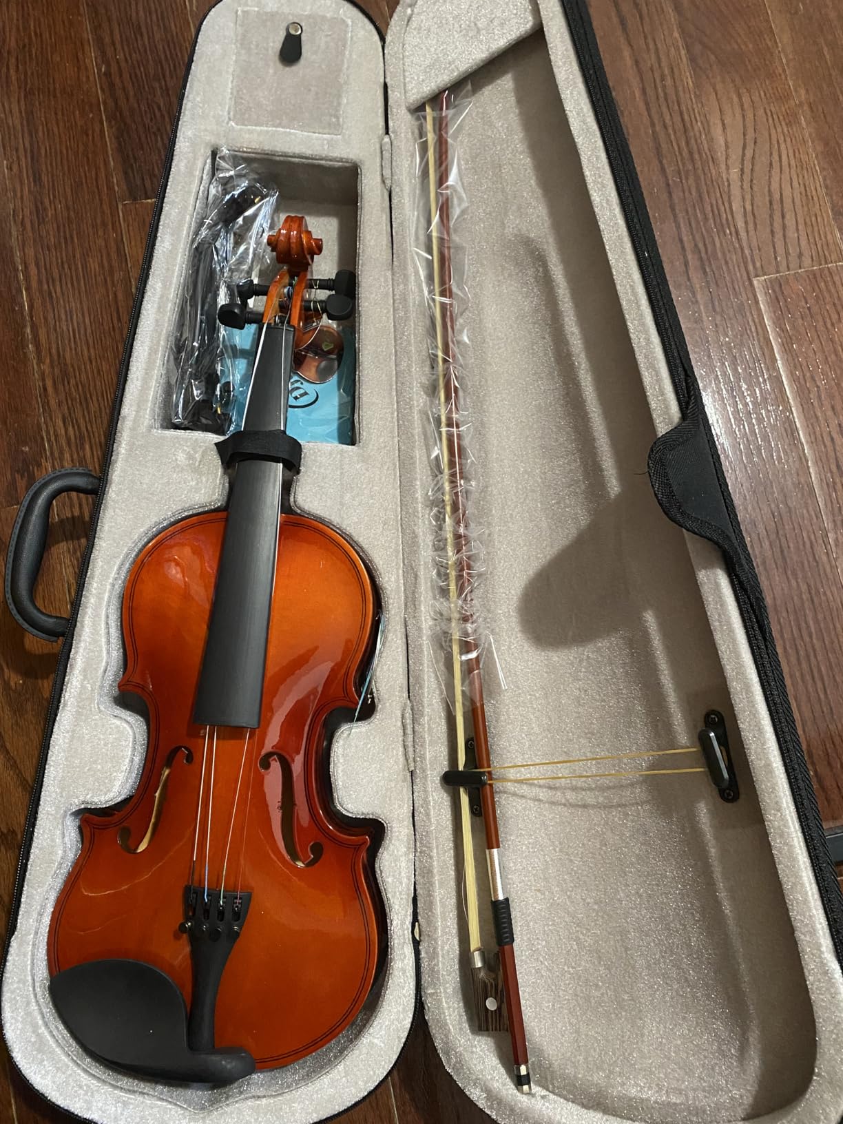 Poseidon 3/4 Violin Set with Acoustic Violin Starter Kit/Hard Case, Two Bows, Two Rosins, Two Horse Bridge, Extra Strings, Shoulder Rest, Clip-on Tuner, Instruction Manual, Pink customer photo 2