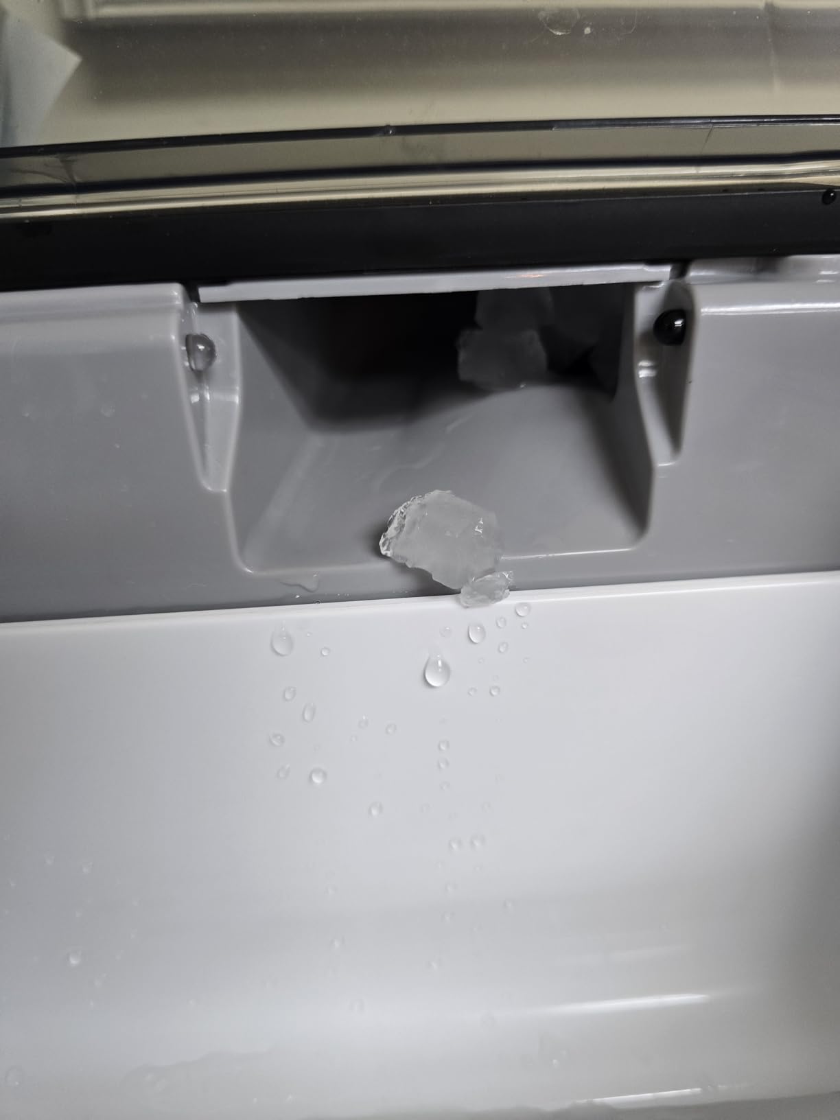 Frigidaire Countertop Crunchy Chewable Nugget Ice Maker, Compact, 33lbs per Day, Metallic Finish customer photo 2