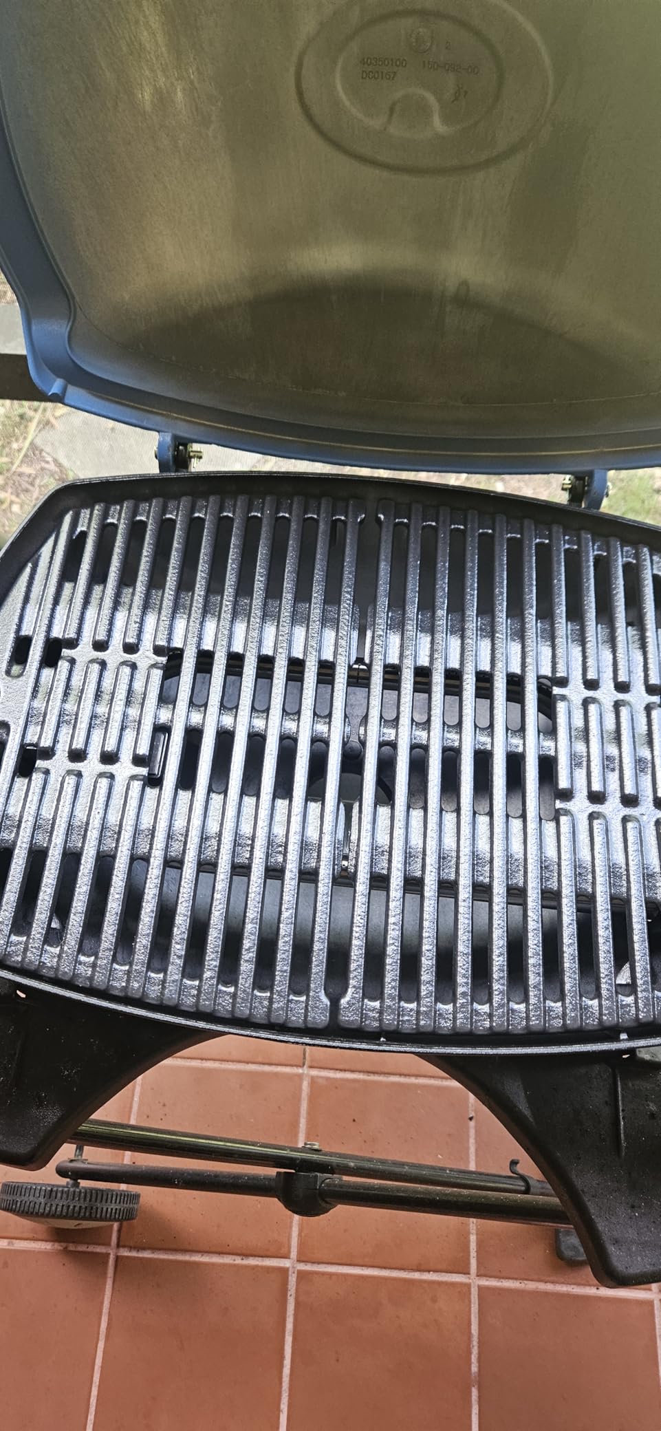 Weber Q1200 Liquid Propane Portable Gas Grill, Red - 1-Burner Travel and Camping Grill with Cast-Iron Grates and Electronic Ignition (8,500 BTU Burner) customer photo 2
