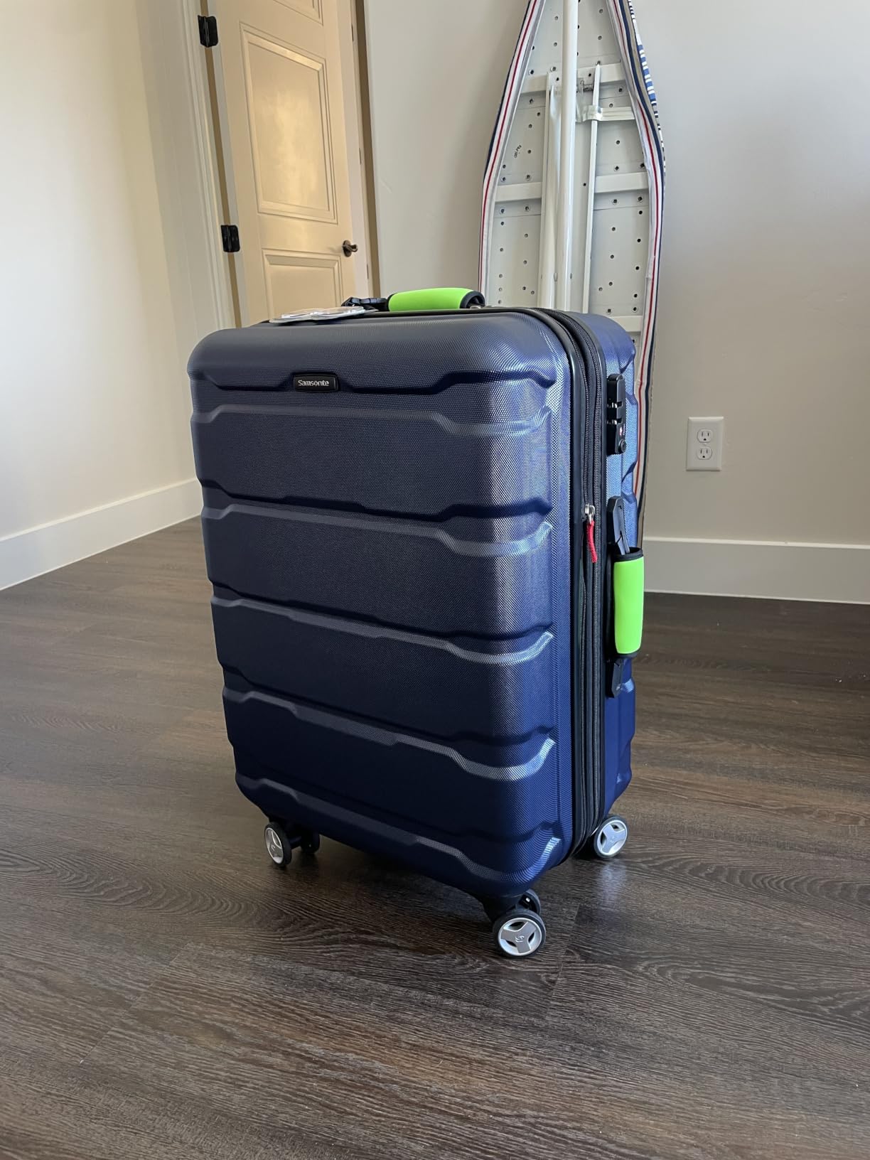 Samsonite Omni PC Hardside Expandable Luggage with Spinner Wheels, Black, Checked-Medium 24-Inch customer photo 1