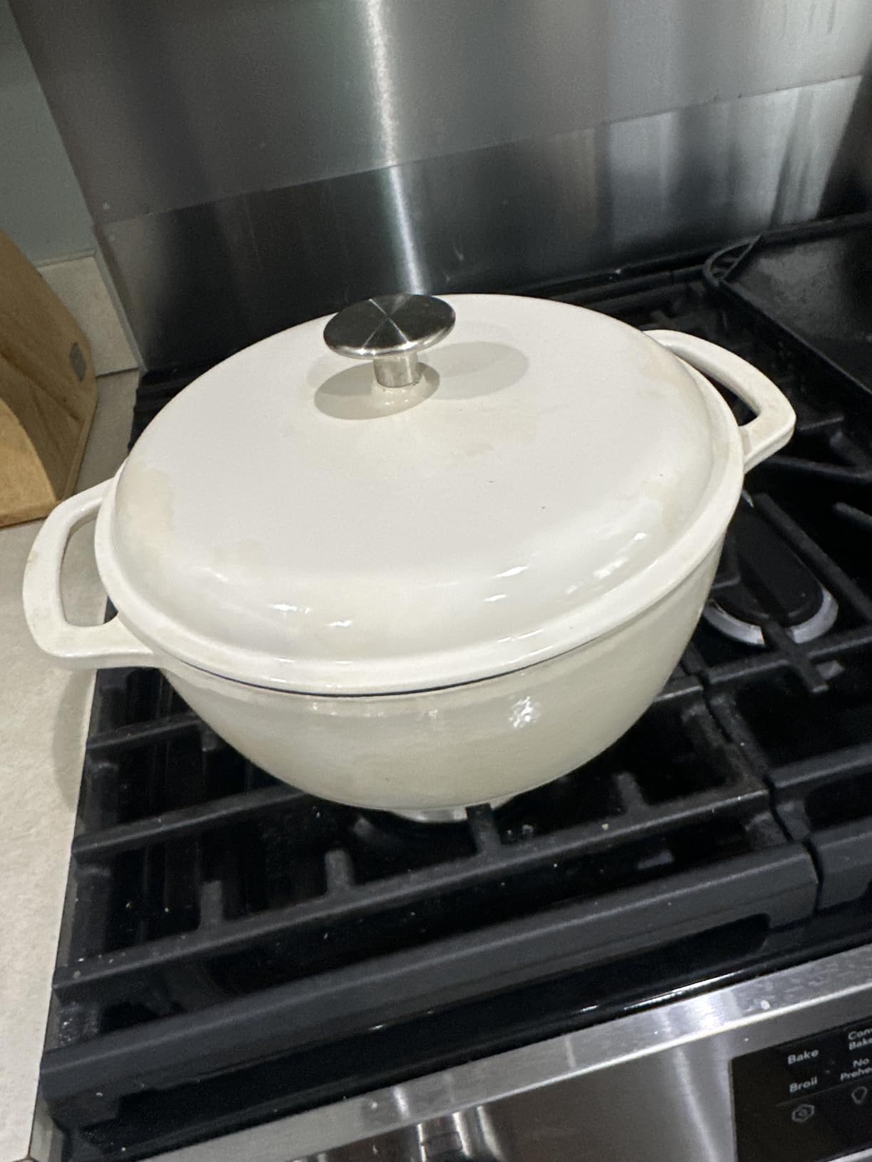 Amazon Basics Enameled Cast Iron Dutch Oven Pot with Lid, Round, Dual Handles, Heavy-Duty, Oven Safe for Stews, Roasting, Baking, 6-Quart, Red customer photo 2