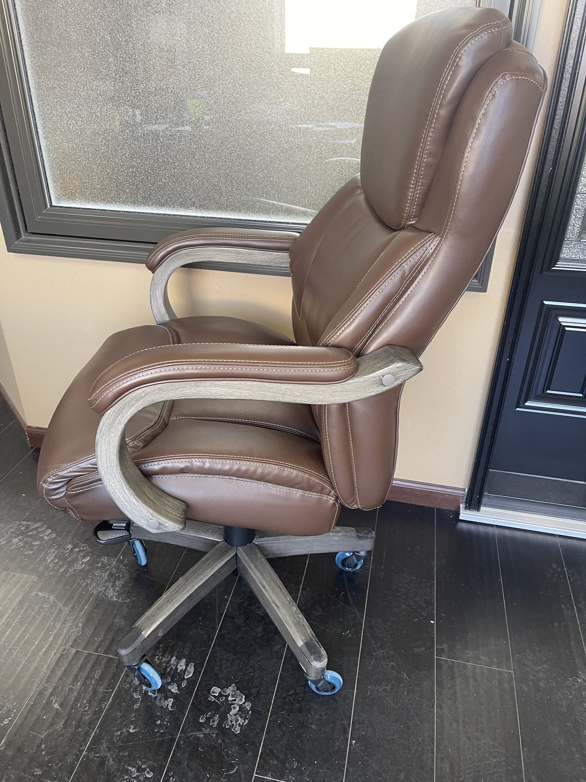 La-Z-Boy Delano Big and Tall Executive Office Chair - Ergonomic Lumbar Support Memory Foam - Bonded Leather Desk Chair for Home Office - Mahogany Wood Arms - Black customer photo 2