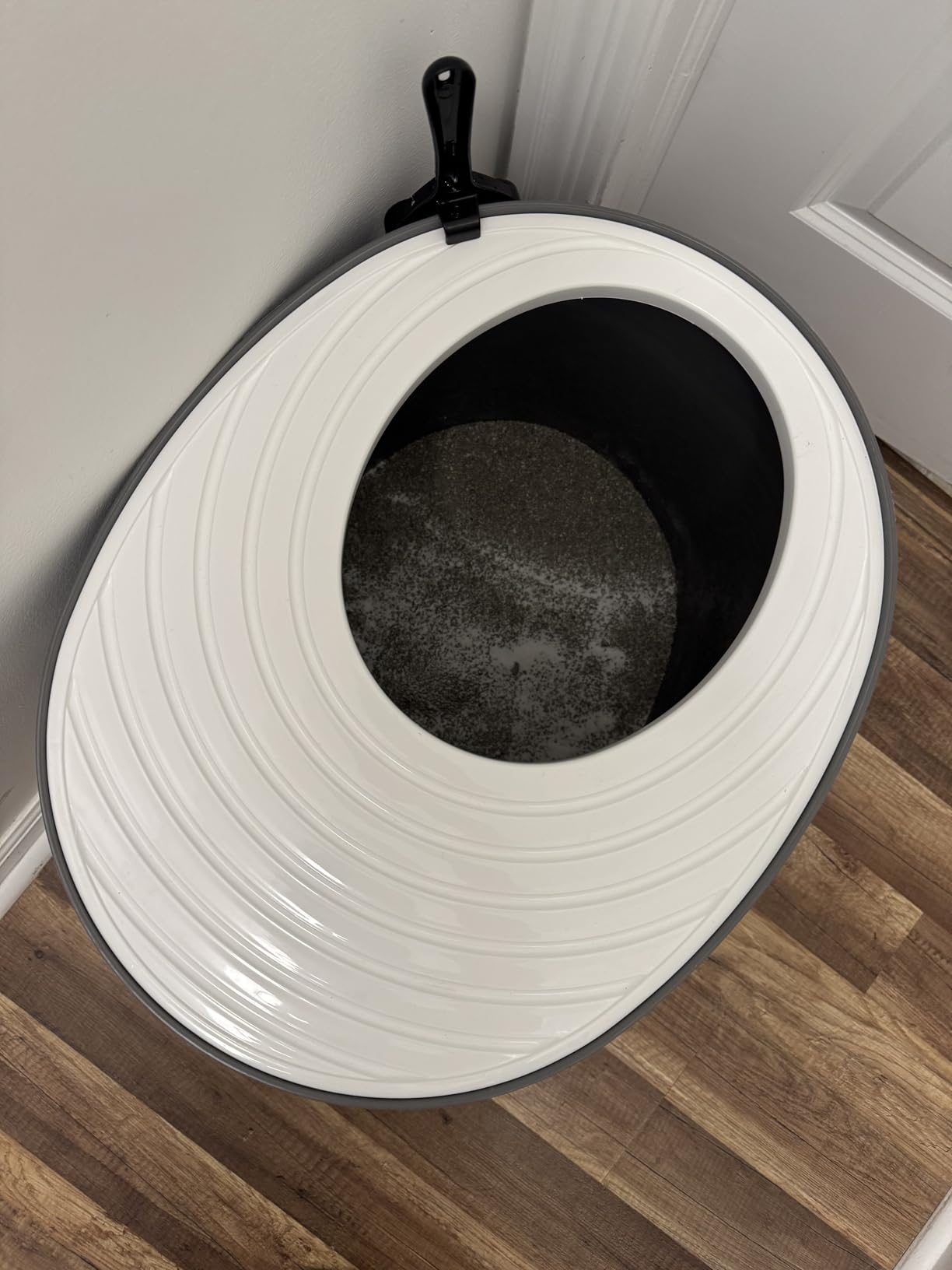 IRIS USA Cat Litter Box, Large Top Entry with Litter Catching Lid and Scoop, Dog Proof, Cat Box Enclosure, Black/Gray customer photo 1
