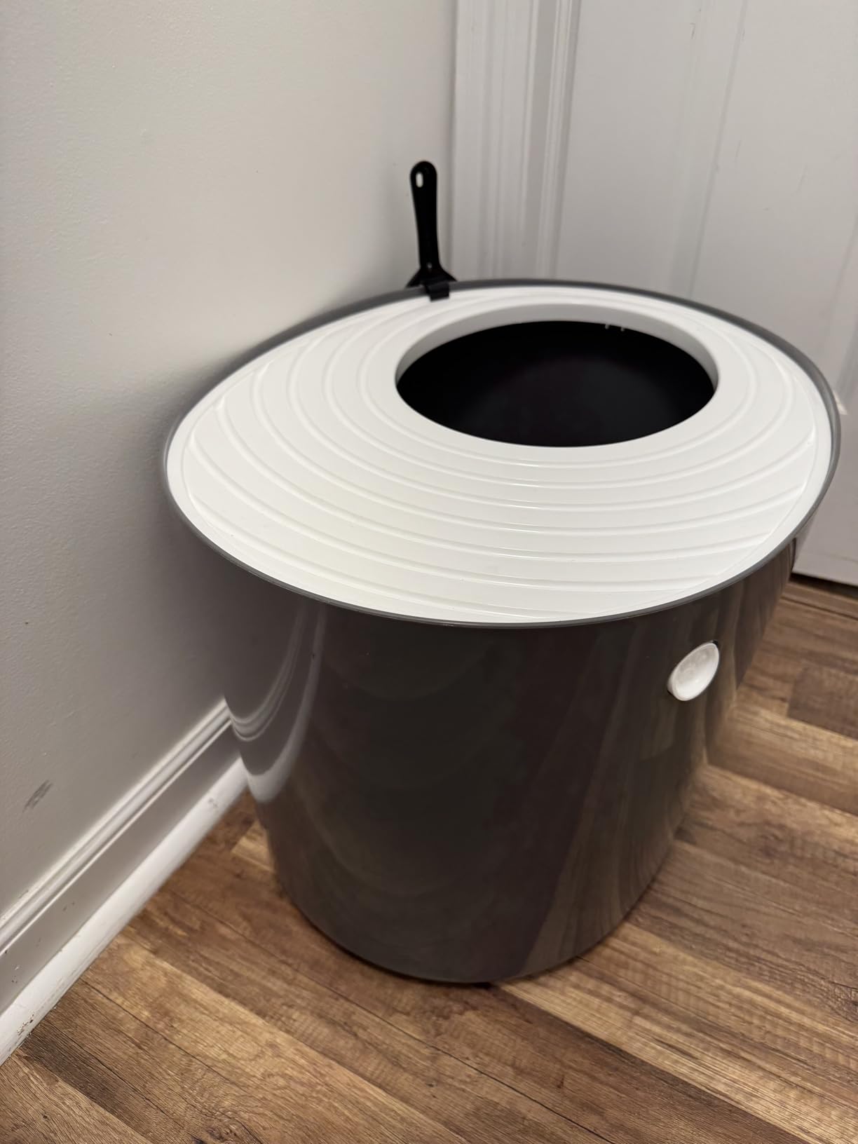 IRIS USA Cat Litter Box, Large Top Entry with Litter Catching Lid and Scoop, Dog Proof, Cat Box Enclosure, Black/Gray customer photo 2