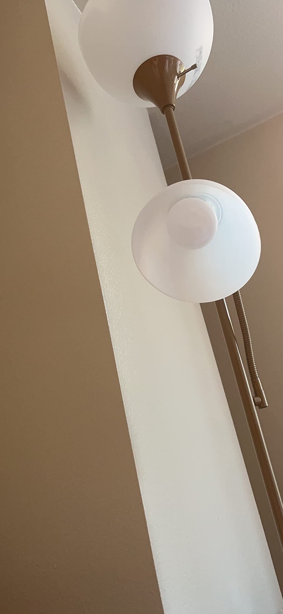 Philips Hue Smart 60W A19 LED Bulb - White and Color Ambiance Color-Changing Light - 1 Pack - 800LM - E26 - Indoor - Control with Hue App - Works with Alexa, Google Assistant and Apple Homekit customer photo 2