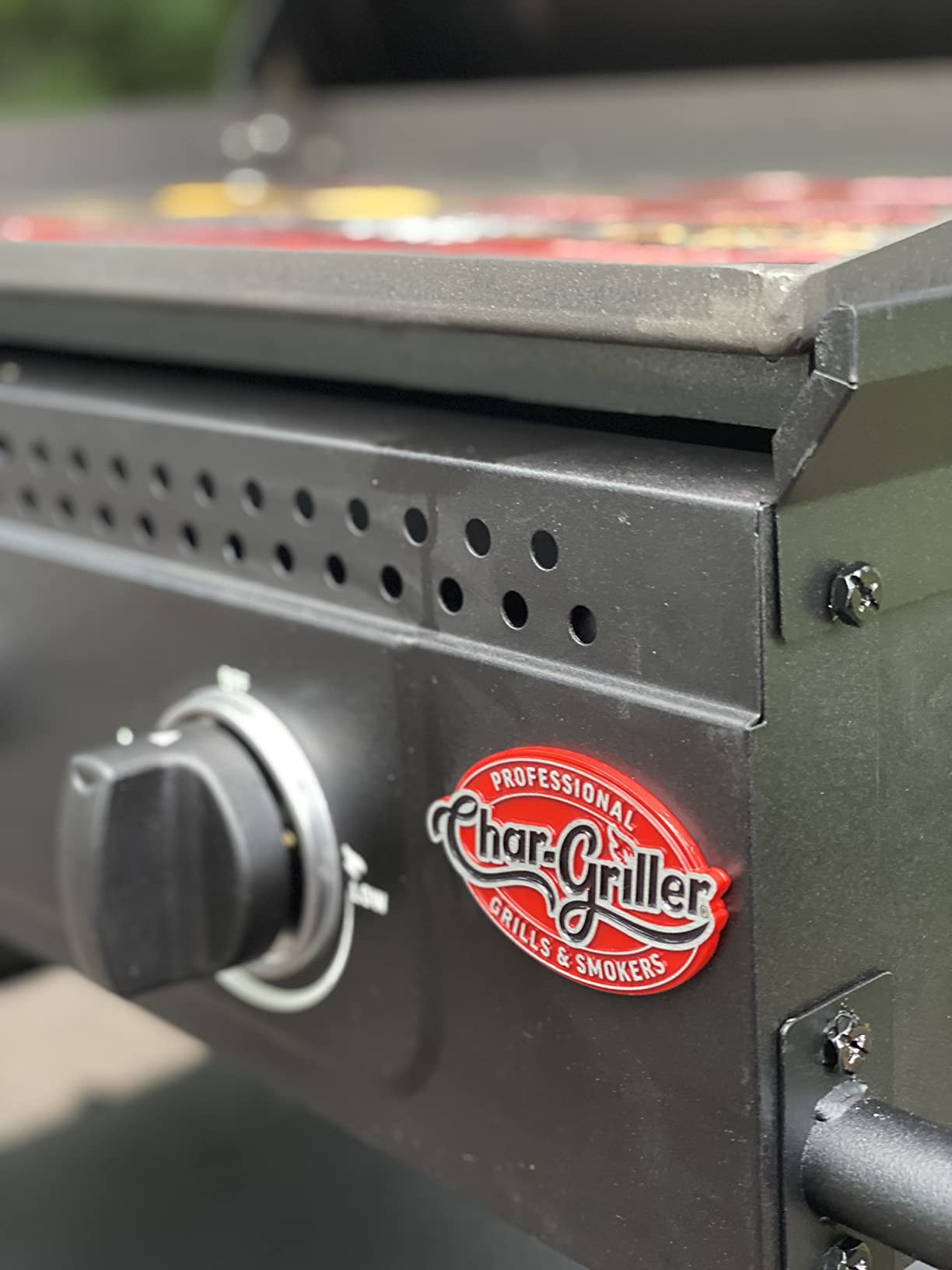 Char-Griller Flat Iron 3-Burner Propane Gas Flat-Top Griddle with Steel Griddle Top, Hinged Lid and Wind Guards, 520 Sq. In. customer photo 1