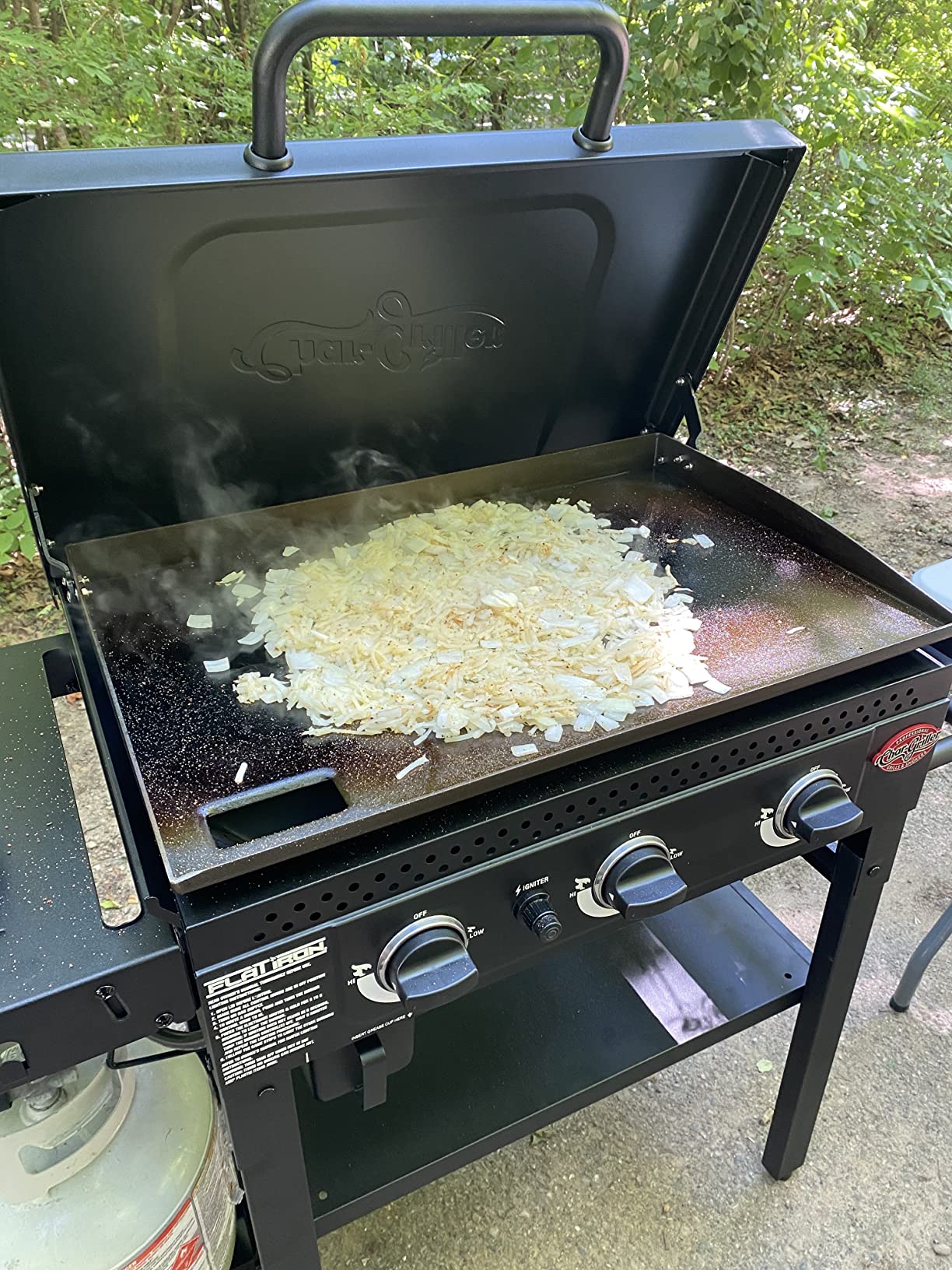 Char-Griller Flat Iron 3-Burner Propane Gas Flat-Top Griddle with Steel Griddle Top, Hinged Lid and Wind Guards, 520 Sq. In. customer photo 2