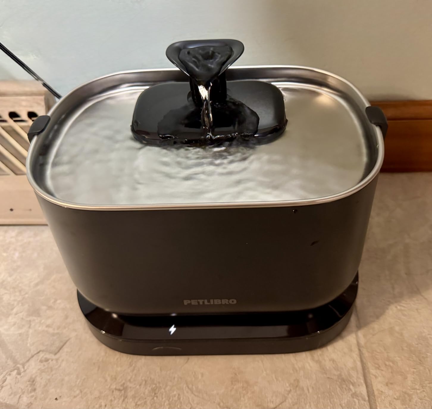 PETLIBRO Cat Water Fountain, Cordless Pet Water Fountain Battery Operated, 2.5L/84oz Dockstream Water Fountains for Cats Indoor, Cat Fountain with Stainless Steel Tray, Easy to Clean BPA-Free customer photo 2
