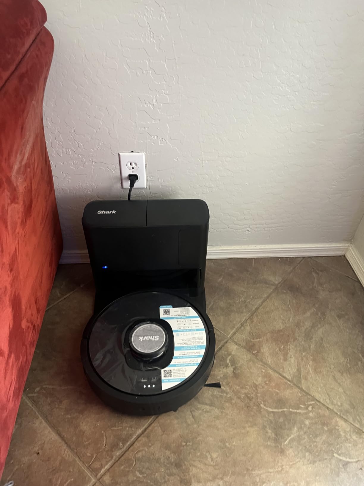 Shark Matrix Plus 2in1 Robot Vacuum & Mop with Sonic Mopping, Matrix Clean, Home Mapping, HEPA Bagless Self Empty Base, CleanEdge, for Pet Hair, WiFi, Compatible with Alexa, Black/Gold (AV2613WA) customer photo 2