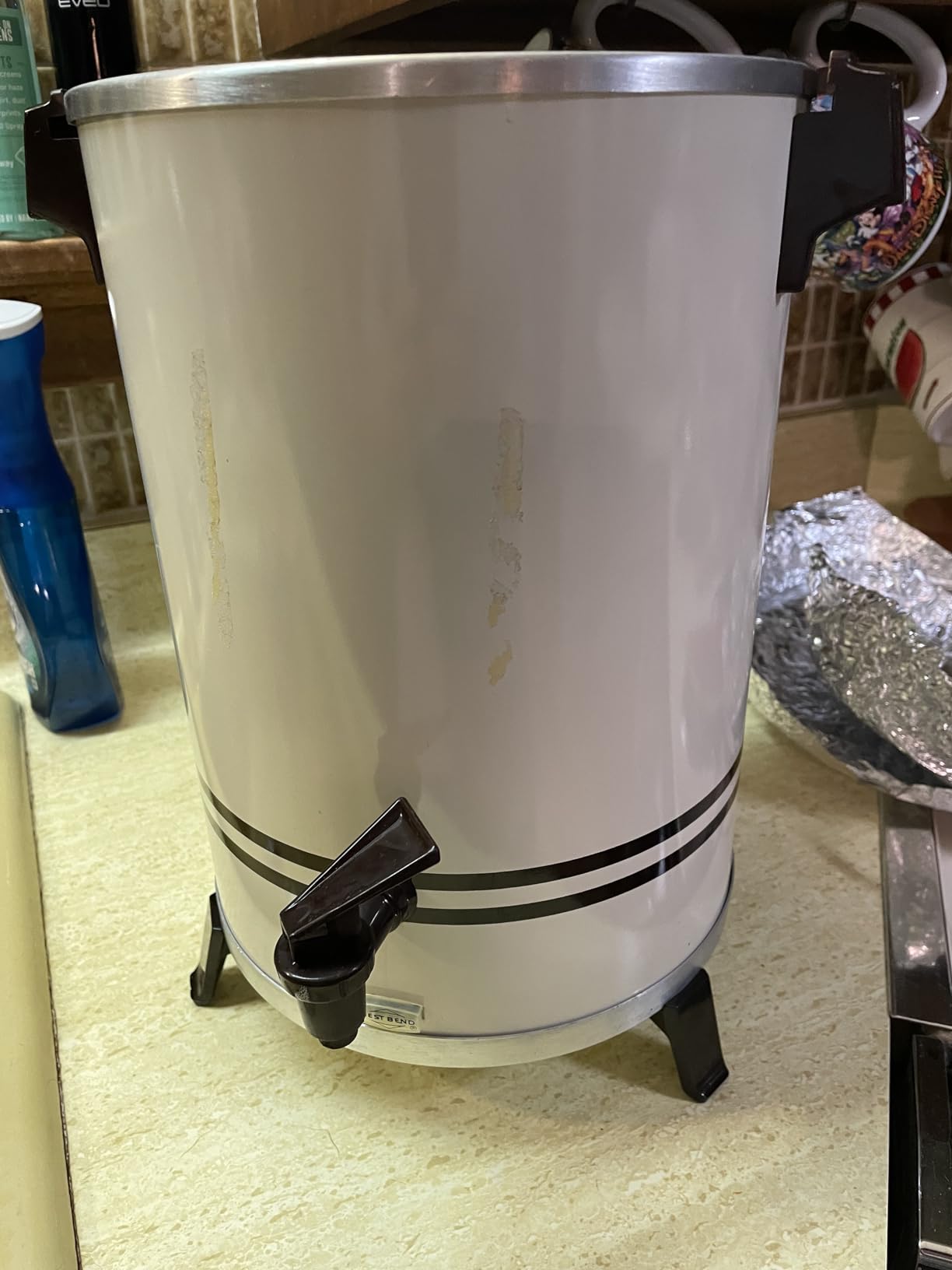 West Bend Coffee Urn Highly-Polished Aluminum Features Automatic Temperature Control with Cup Per Minute Brewing and Easy Clean Up Includes In-Basket Measuring Guide and Ready Light, 30-Cup, Silver customer photo 1