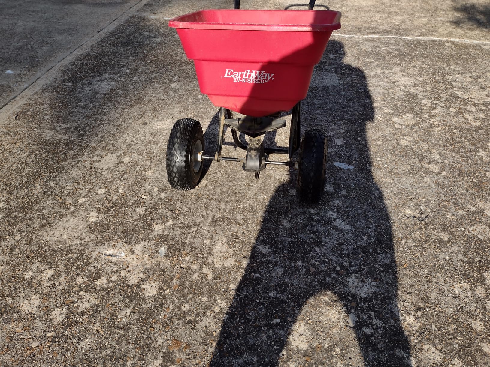 EarthWay 2050P 80lb Broadcast Spreader, Lawn Aerator, Fertilizer Spreader, 80lb Capacity, Pre-Assembled, with Rustproof Poly Hopper and Adjustable Drop Rate for Lawn Care & Seed Spreading customer photo 2