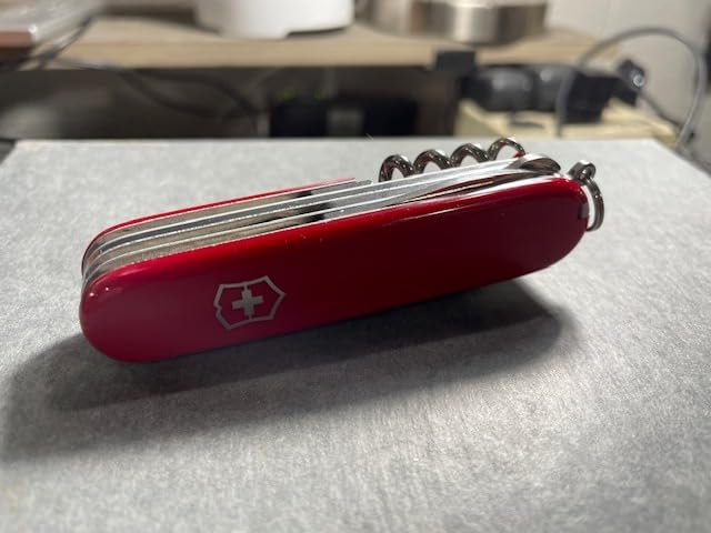 Victorinox Huntsman Swiss Army Knife, 15 Functions, Swiss Made Pocket Knife with Large Blade, Screwdriver, Scissors and Wood Saw - Red customer photo 1