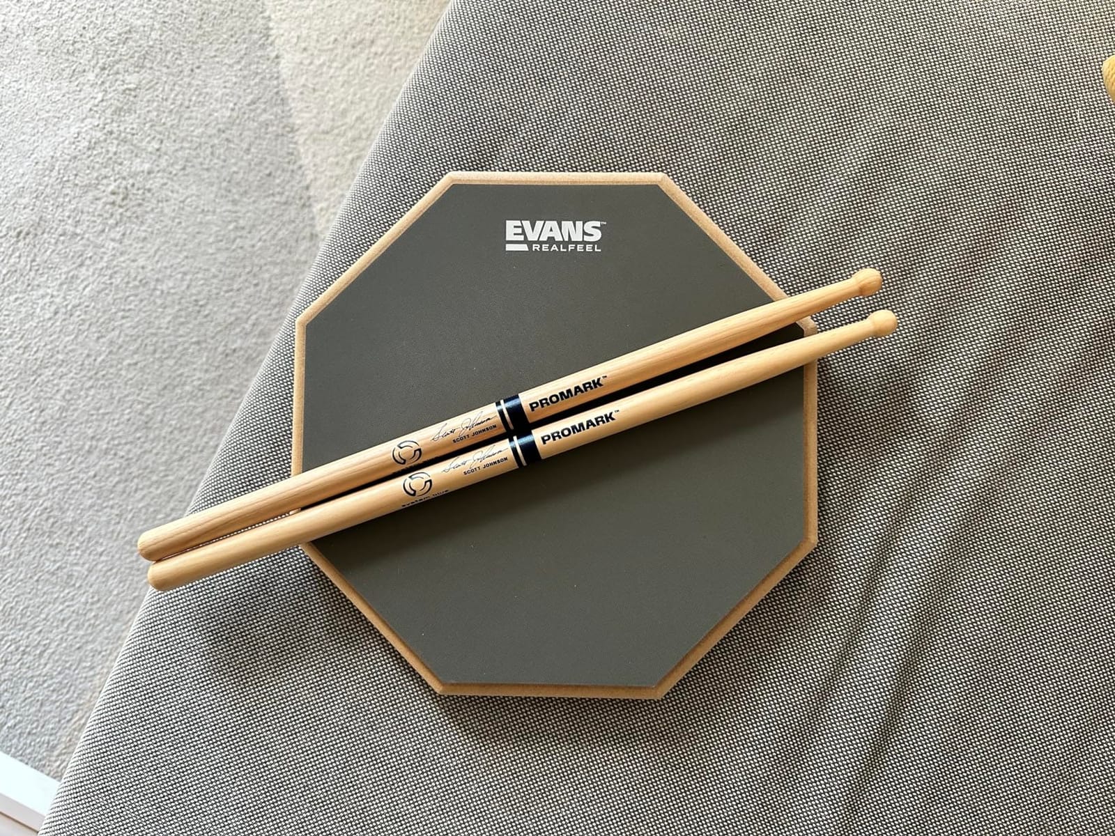 Evans RealFeel - Drum Practice Pad - Drum Pad - Drummer Practice Pad - Gum Rubber & Neoprene, 2 Sided, 12 Inch customer photo 1