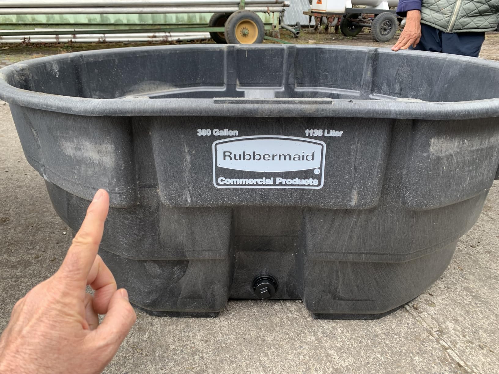 Rubbermaid Commercial Products Stock Tank 300-Gallons Structural Foam Heavy Duty Container for Livestock/Animal/Cattle Feed & Water Outdoor Homemade Pool/Hot Tub/Bathtub & Pet Cleaning/Dog Wash customer photo 1