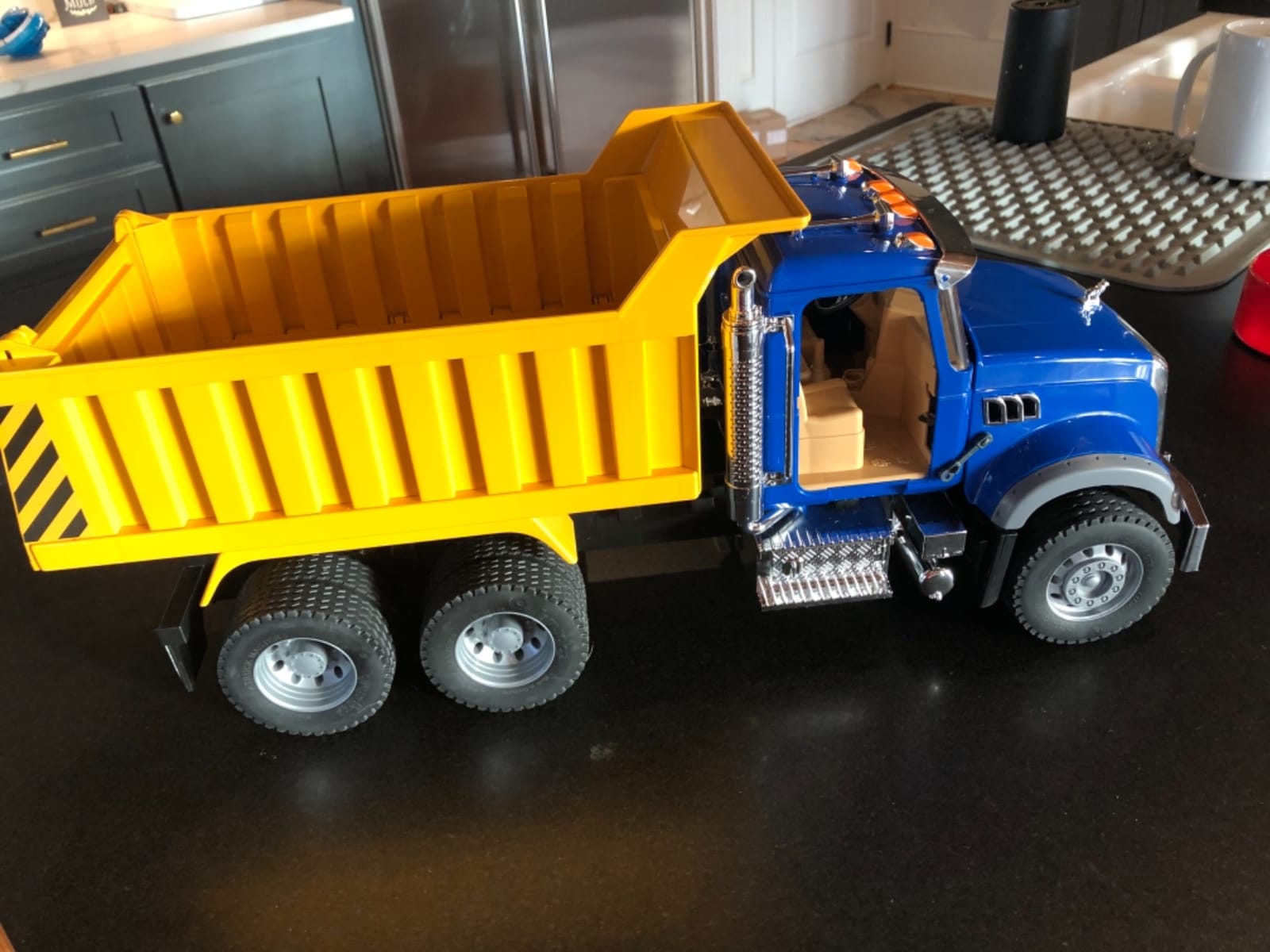 02815 Mack Granite Dump Truck 1:16 Scale customer photo 1
