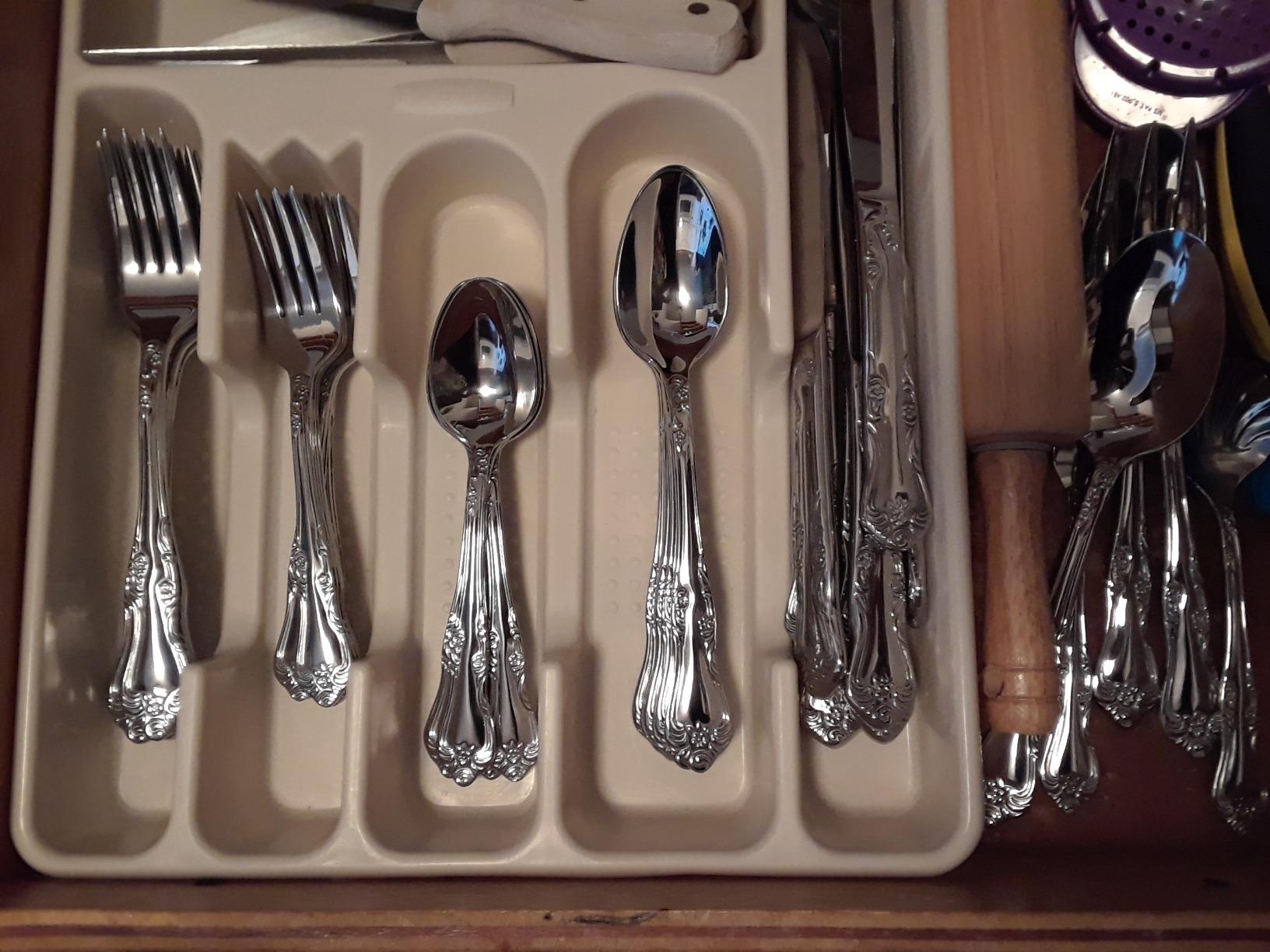 Oneida Azalea 45-Piece 18/0 Silverware Set for 8, Flatware, Mirror Finish, Dishwasher Safe, Includes Serving Utensils customer photo 2