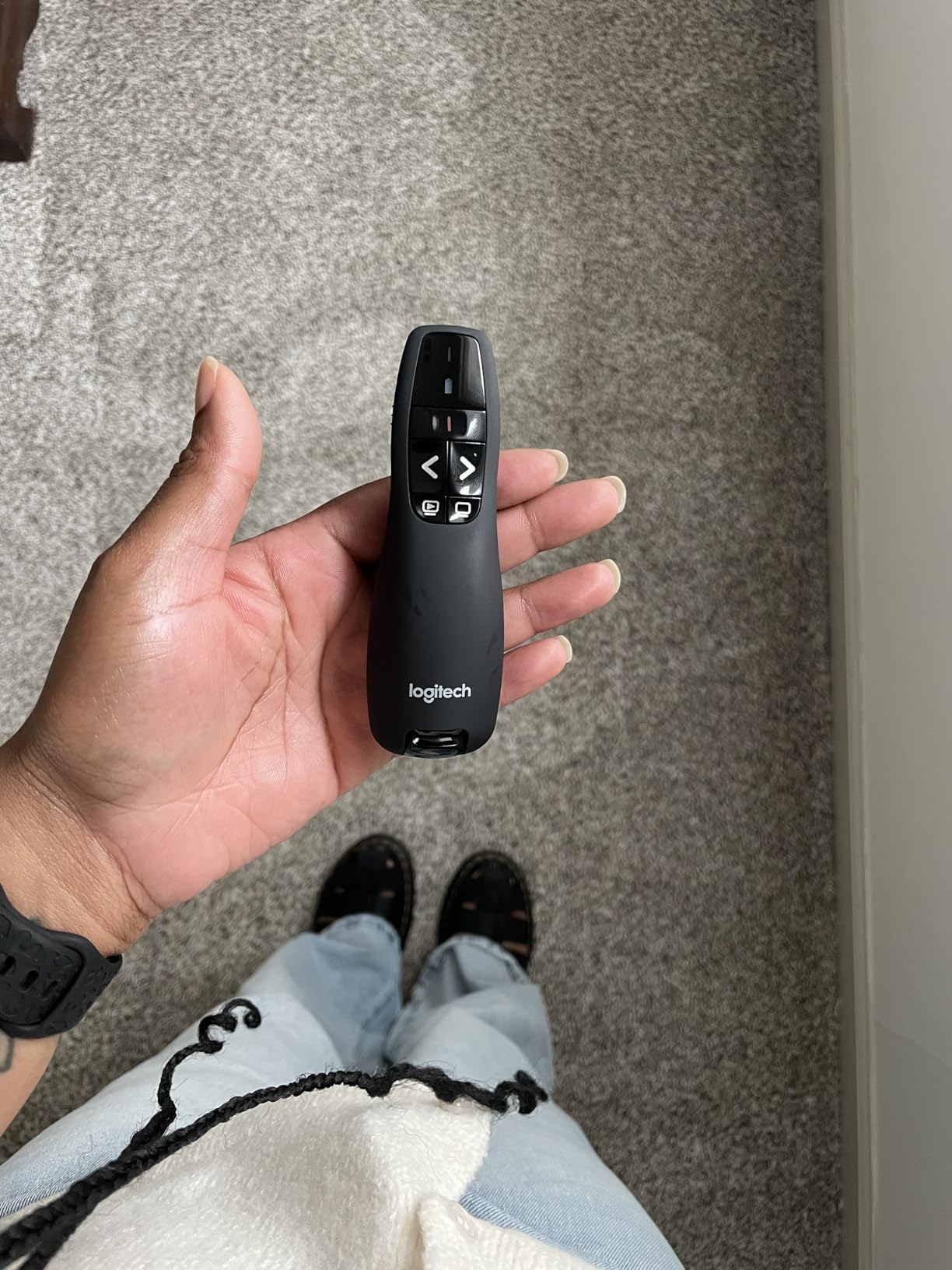 Logitech Wireless Presenter R400, USB-A PowerPoint Clicker with Laser Pointer, Wireless Presentation Clicker Remote customer photo 2