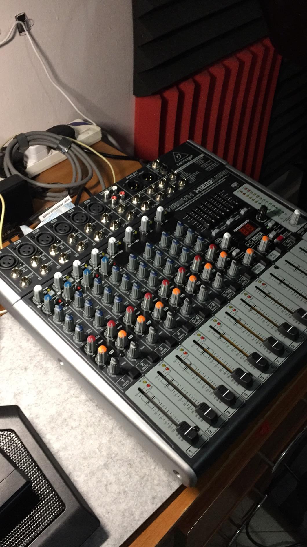 Behringer XENYX X1222USB Premium 16-Input 2/2-Bus Mixer with XENYX Mic Preamps and Compressors, British EQ, 24-Bit Multi-FX Processor and USB/Audio Interface customer photo 2