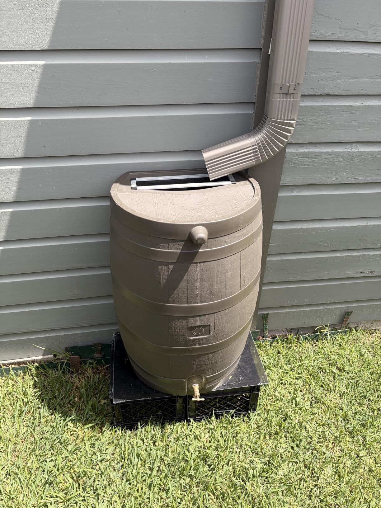 RTS Home Accents 50-Gallon Rain Barrel with Brass Spigot, Flat Back Rain Water Collection Barrel, Walnut Color customer photo 2