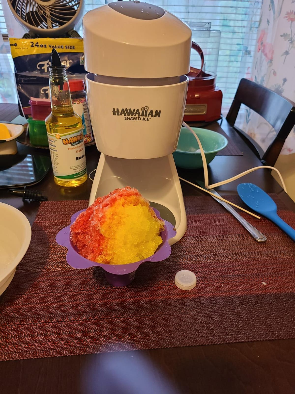 Hawaiian Shaved Ice S900A Snow Cone and Shaved Ice Machine with 2 Reusable Plastic Ice Mold Cups, Non-slip Mat, Instruction Manual, 1-year Manufacturer's Warranty, 120V, White customer photo 1