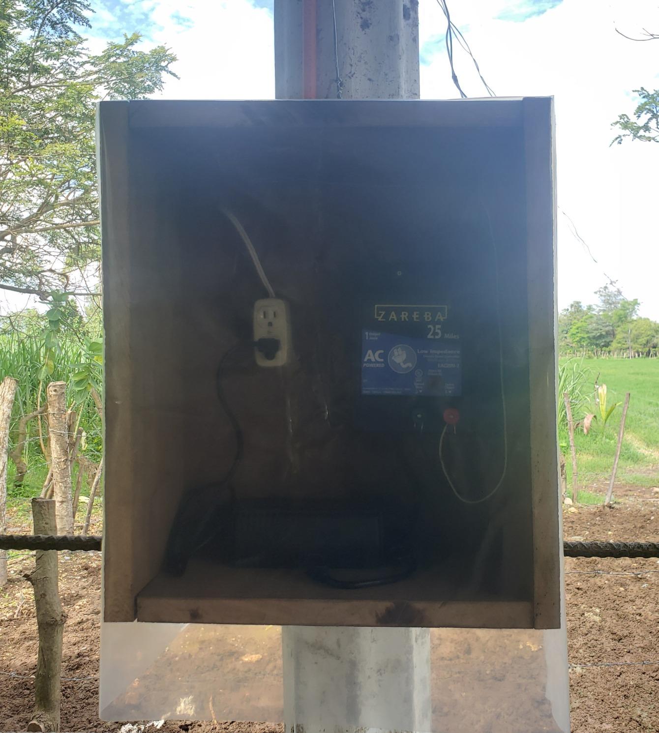 Zareba 25 Mile AC Powered Low Impedance Electric Fence Charger - Plug In Fence Charger - Contain Bulls, Cattle, Dogs, Exotics, Horses & More - Keep Predators Out - EAC25M-Z customer photo 2