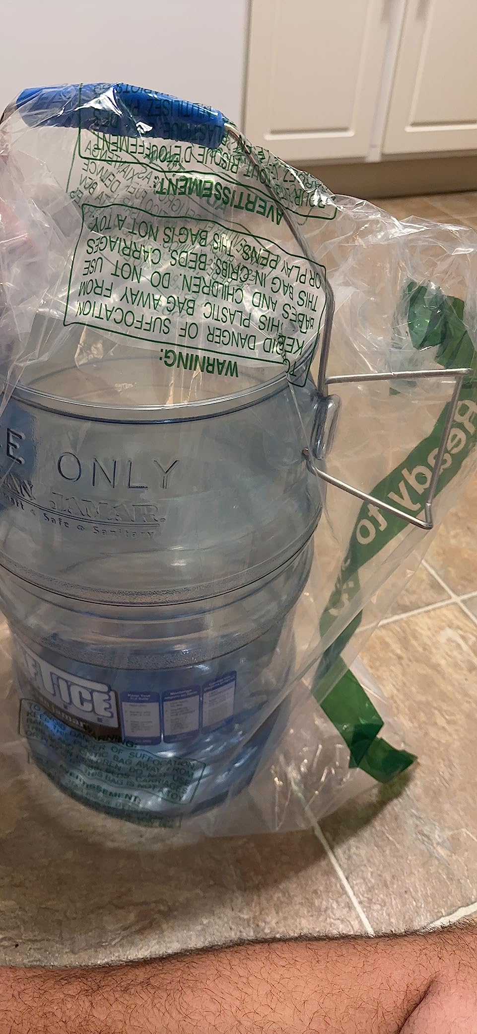 San Jamar Saf-T-Ice Plastic Ice Tote, Ice Bucket with Drying and Storage Hook for Restaurants, Bars, Catering Events, Buffets, 6 Gallons, Blue customer photo 2