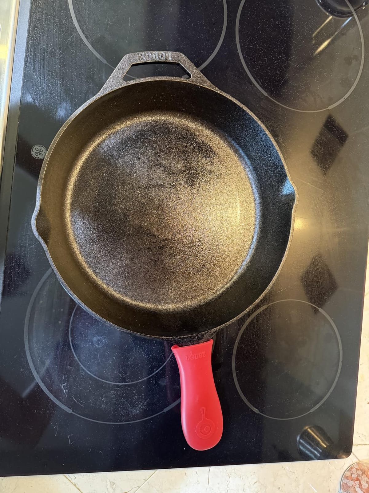 Lodge Pre-Seasoned Cast Iron Skillet with Silicone Handle Holder, 12 Inches | Non-Toxic & Naturally Non-Stick Frying Pan with Silicone Hot Handle Holder, Pan is Safe for Oven & Stovetop Use customer photo 2