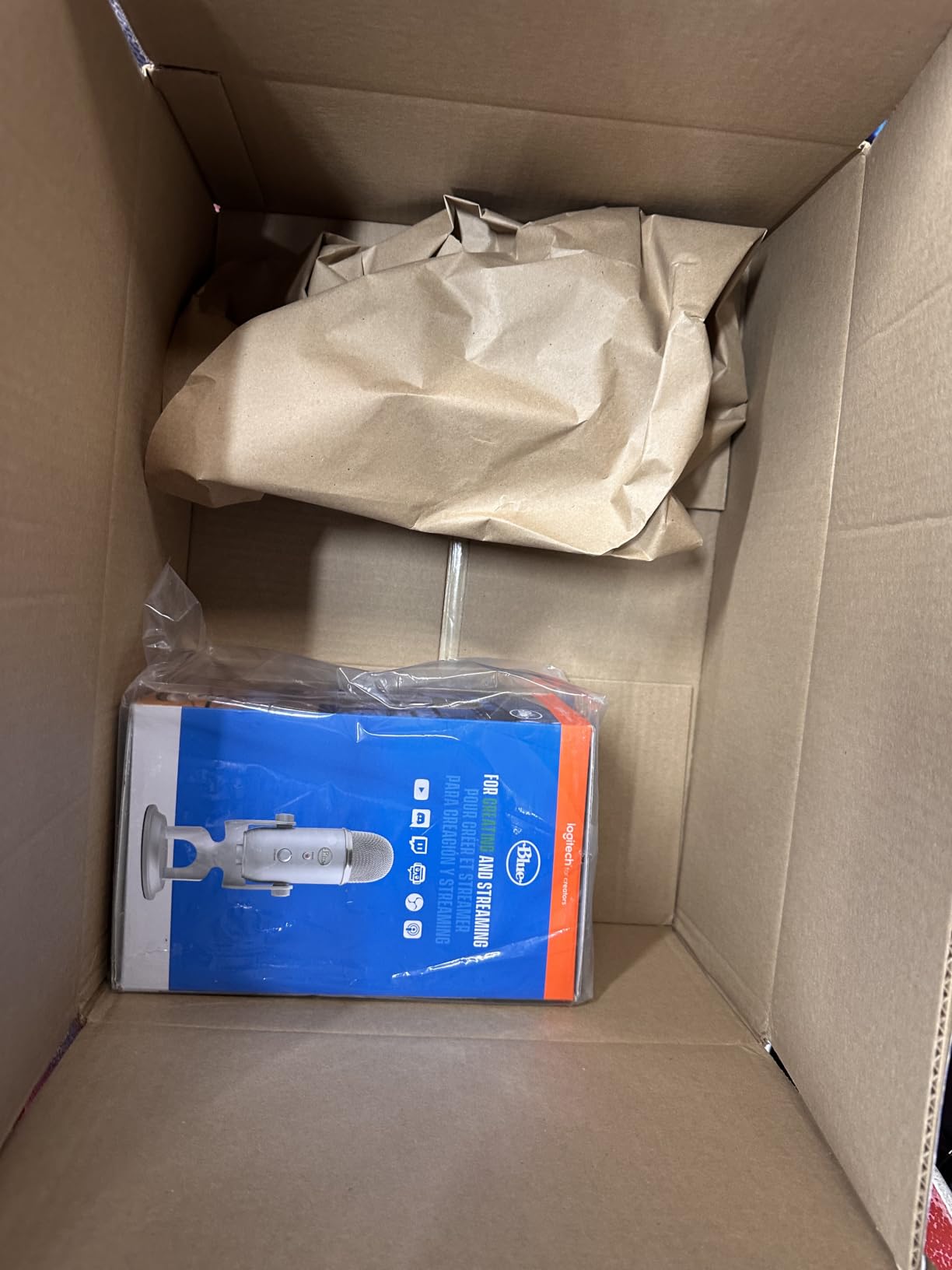 Logitech Creators Blue Yeti USB Microphone customer photo 2