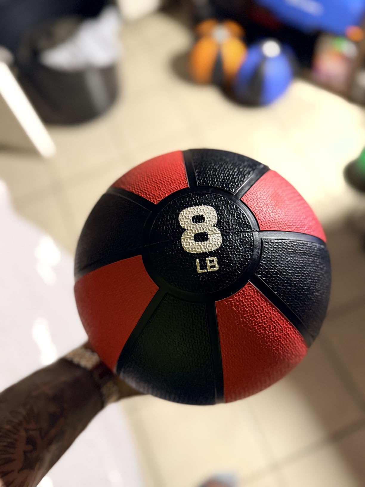 Amazon Basics Weighted Medicine Ball for Core Strength, Strength Training, Full-Body Workouts and Balance Exercises customer photo 2