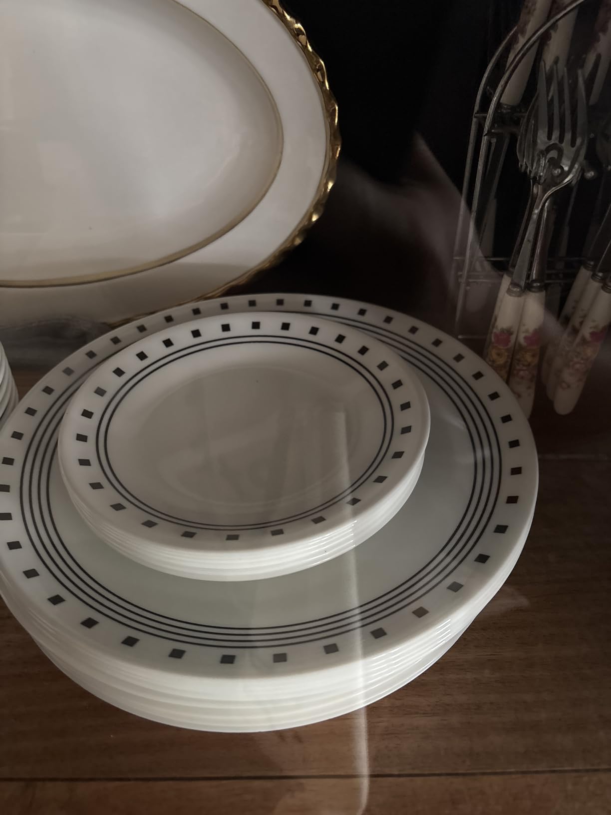 Corelle Vitrelle 18-Piece Service for 6 Dinnerware Set Triple Layer Glass and Chip Resistant, Lightweight Round Plates and Bowls Set, Winter Frost White customer photo 2